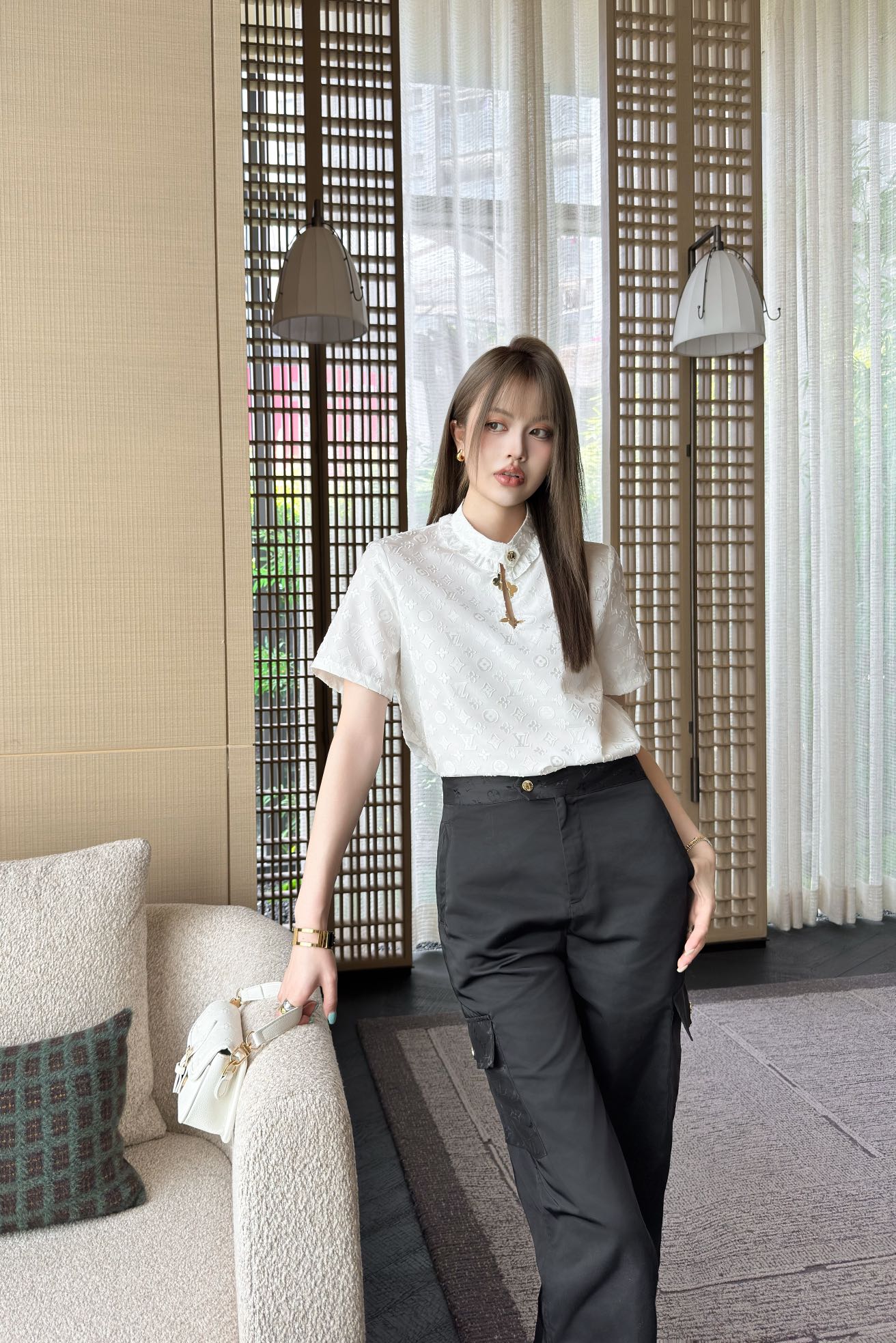 NO:411349,Model number D25052047 LOUIS*Dujia LV new custom presbyterian jacquard fabric, gold button ruffle spliced ​​slim fit and slim stand collar short-sleeved top!  White, (M size shoulder width 40, bust 98, sleeve length 20, clothing length 60) hair,,louis vuitton,louis vuitton,louis vuitton,louis vuitton,t-shirt,alexander wang19860909款号D25052047 LOUIS*驴家LV新款定制老花提花面料、金色纽扣荷叶边拼接修身显瘦立领短袖上衣！白色,（M码肩宽40,胸围98,袖长20,衣长60）发,,louis vuitton,louis vuitton,louis vuitton,louis vuitton,T-shirt,alexander wang,Women's clothing