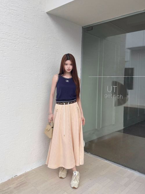 Louis Vuitton 2025SS Elegant Midi Skirt - Stylish & Versatile 1 Louis Vuitton 2025SS Elegant Midi Skirt - Stylish & Versatile