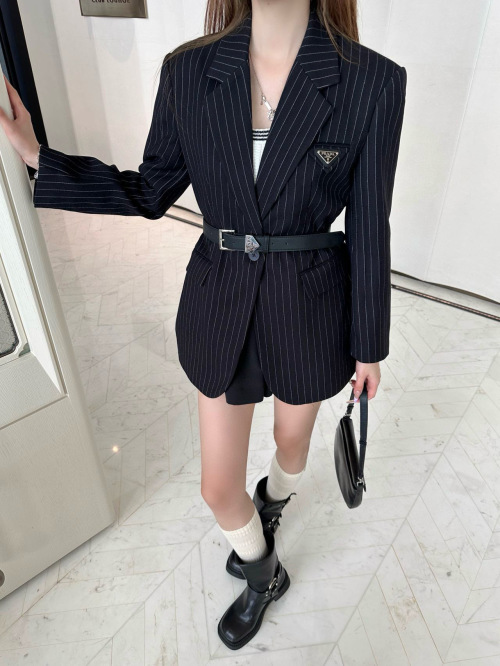 Prada 2025FW Striped Blazer: Elegant Pinstripe Design, High-Quality Fabric 1 Prada 2025FW Striped Blazer: Elegant Pinstripe Design, High-Quality Fabric