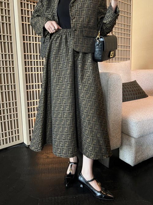 Fendi Women's 2025FW Fashion Suit, Elegant Daily Style, Slim Fit, Chic Design 1 Fendi Women's 2025FW Fashion Suit, Elegant Daily Style, Slim Fit, Chic Design