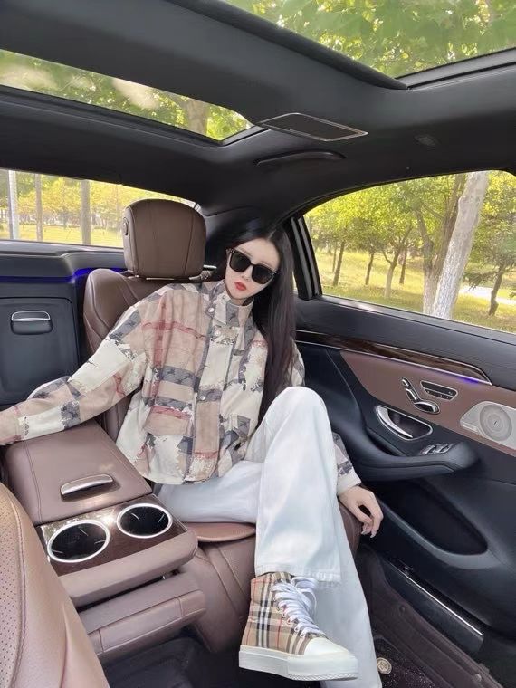 Burberry Cotton Blend Jacket with Drawstring Design - Spring/Summer Collection 4 i1760101623054 9023 0 3