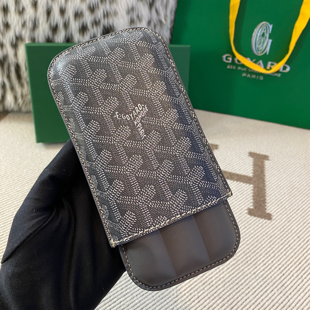 Goyard 三支装雪茄盒 采用顶级小牛皮配经典棉麻面料 做工非常精致 是有品味男人的标配 不同于其他品牌Goyard主张的是低调奢华有内涵,平时送礼自用都很有逼格[强]\n款号\n00SW