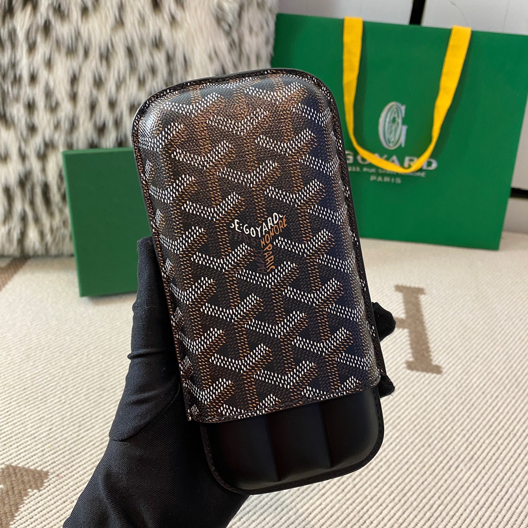 Goyard 三支装雪茄盒 采用顶级小牛皮配经典棉麻面料 做工非常精致 是有品味男人的标配 不同于其他品牌Goyard主张的是低调奢华有内涵,平时送礼自用都很有逼格[强]\n款号\n00SW