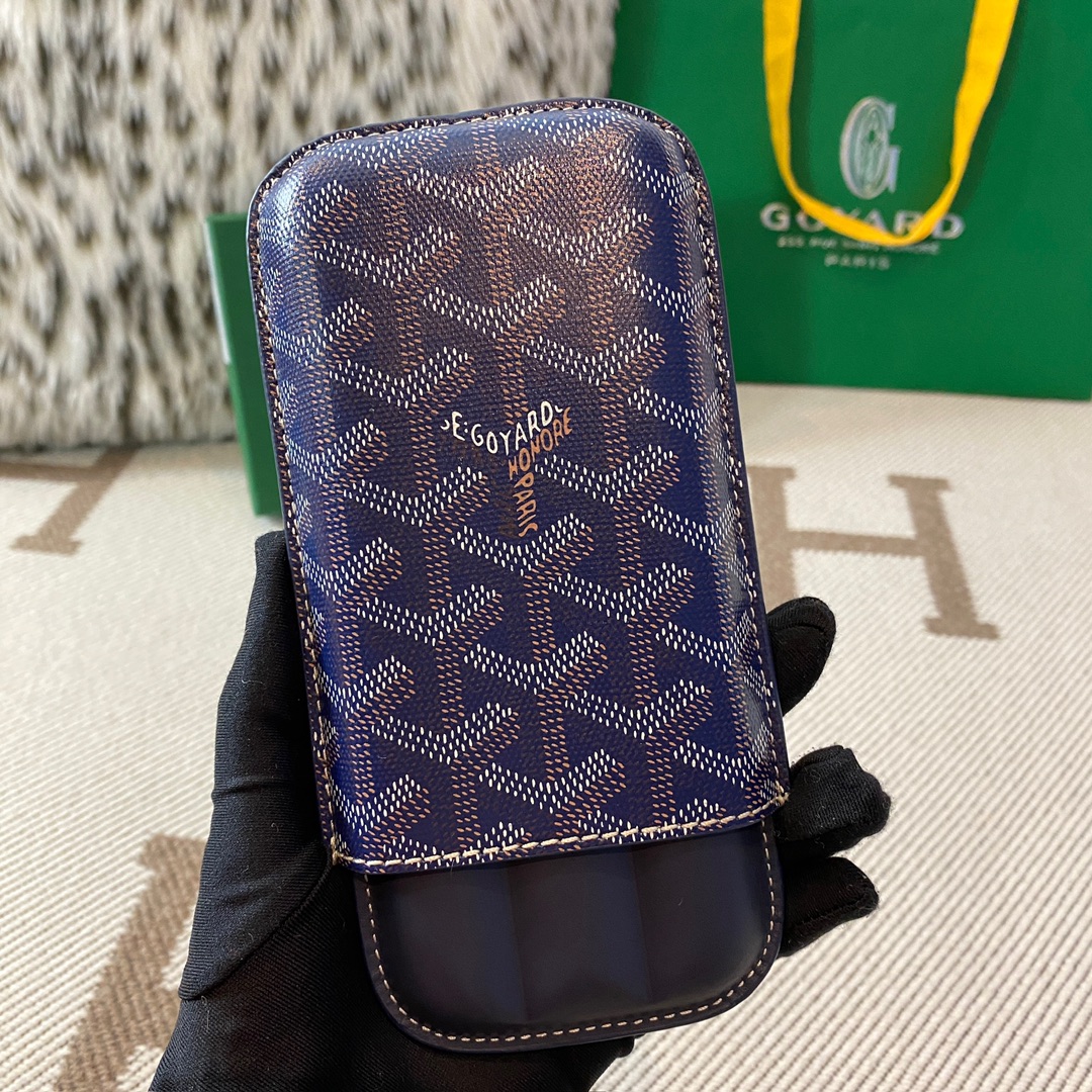 Goyard 三支装雪茄盒 采用顶级小牛皮配经典棉麻面料 做工非常精致 是有品味男人的标配 不同于其他品牌Goyard主张的是低调奢华有内涵,平时送礼自用都很有逼格[强]\n款号\n00SW