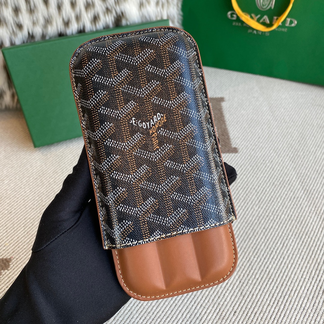 Goyard 三支装雪茄盒 采用顶级小牛皮配经典棉麻面料 做工非常精致 是有品味男人的标配 不同于其他品牌Goyard主张的是低调奢华有内涵,平时送礼自用都很有逼格[强]\n款号\n00SW