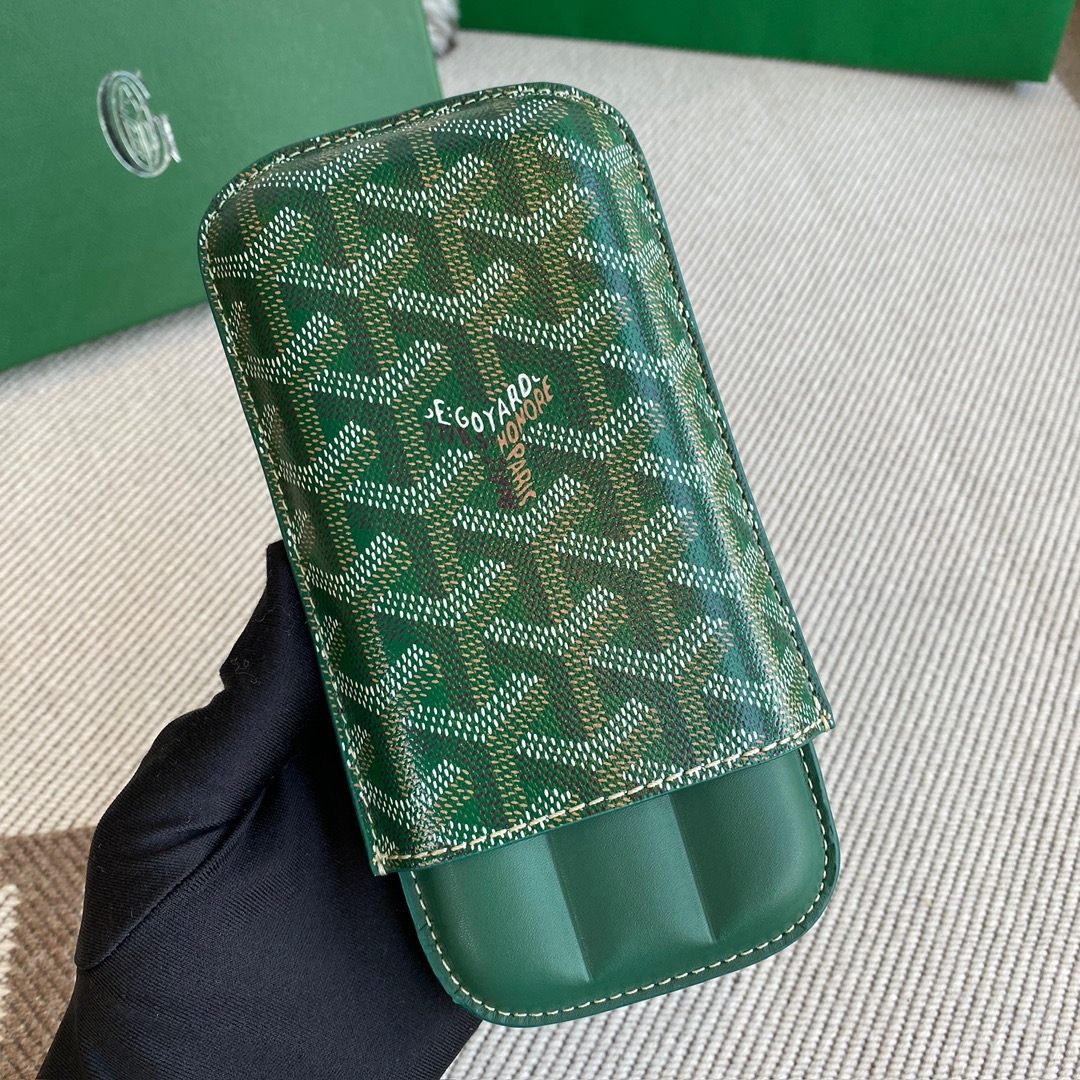 Goyard 三支装雪茄盒 采用顶级小牛皮配经典棉麻面料 做工非常精致 是有品味男人的标配 不同于其他品牌Goyard主张的是低调奢华有内涵,平时送礼自用都很有逼格[强]\n款号\n00SW