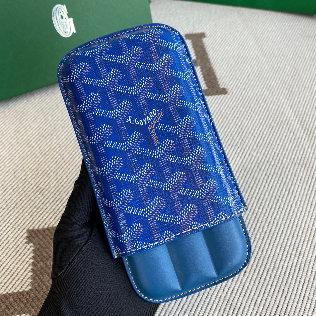 Goyard 三支装雪茄盒 采用顶级小牛皮配经典棉麻面料 做工非常精致 是有品味男人的标配 不同于其他品牌Goyard主张的是低调奢华有内涵,平时送礼自用都很有逼格[强]\n款号\n00SW