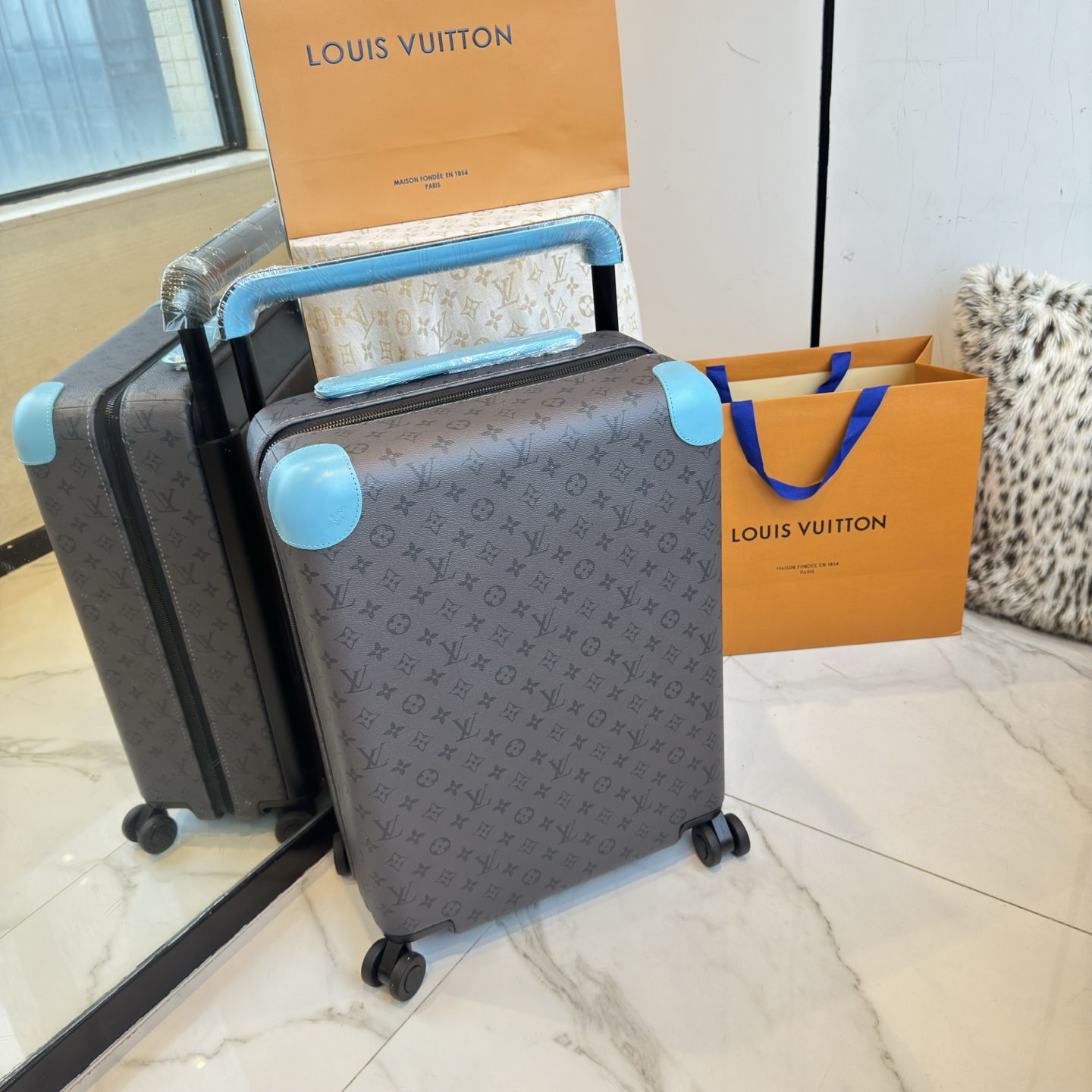 NO:811397,LV Louis Vuitton | Louis Vuitton New Official Website Counter Edition HORIZON55 Boarding Luggage Four-Wheel Trolley Luggage Gray Presbyopia 55cm Sky Blue Monogram Edlise Canvas and Leather Corners Subtle Exhibition of Elegant Style. The widened external trolley and two wheels enable free gliding, and the lightweight structure is easy to carry. The neat inner layer is equipped with elastic straps and pocket compartments for proper storage of items.  Size 55×38x21cm,,louis vuitton,louis vuitton,louis vuitton19860909LV路易威登 ｜Louis vuitton 新款官网专柜版 HORIZON55 登机行李箱 四轮拉杆箱 行李箱 灰色老花 55cm 天蓝色 Monogram Edlise 帆布和皮革包角,含蓄展露优雅格调.加宽外置拉杆和双轮实现自如滑行,轻盈构型方便随身携带,齐整内层配备弹力饰带与口袋隔层,可妥善存放物品. 尺寸55×38x21cm,,louis vuitton,louis vuitton,louis vuitton,luggage