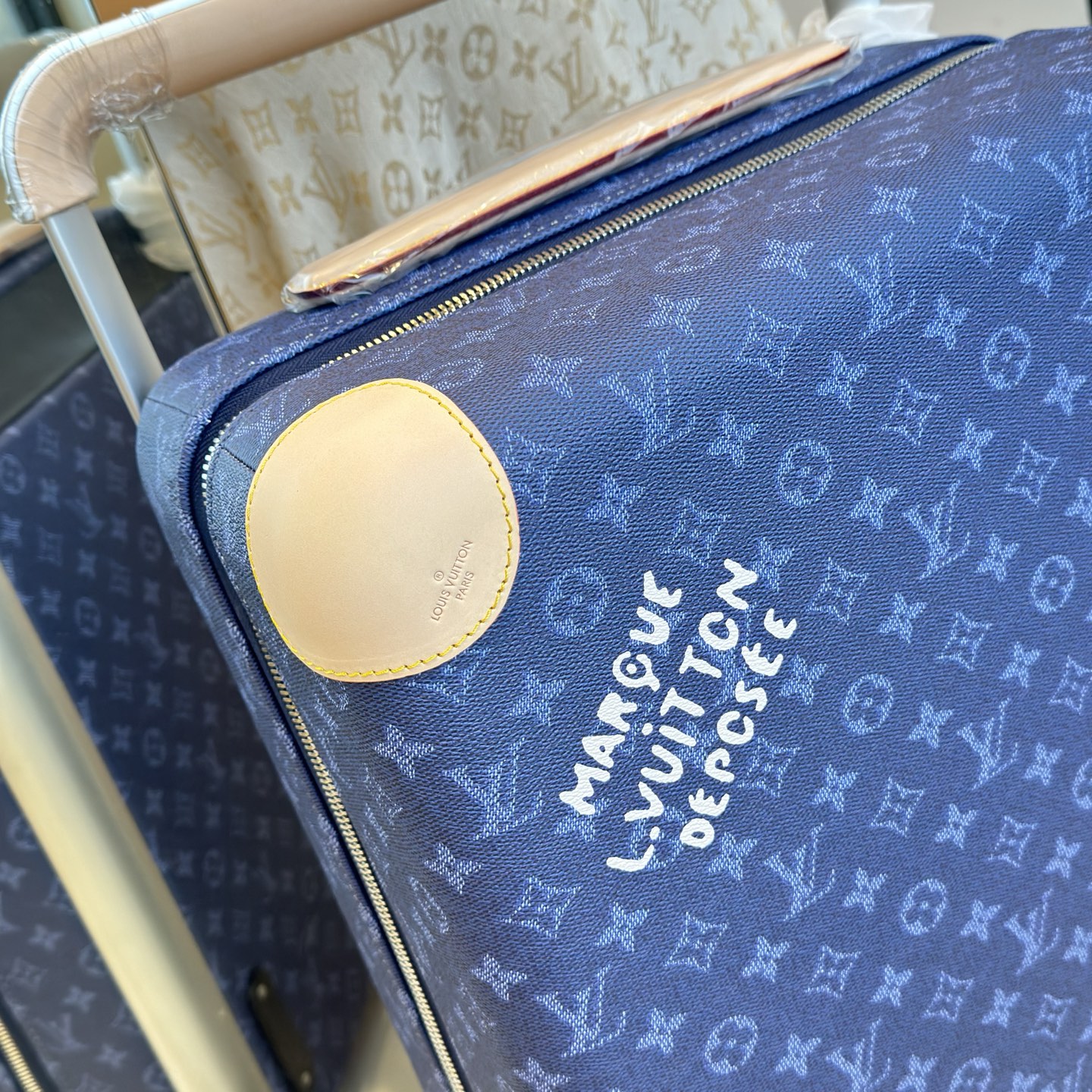 NO:811419,Hardware details~~~ LV Louis Vuitton | New Colorful Travel Series New Official Website Counter Edition HORIZON55 Boarding Luggage Four-Wheel Trolley Case Blue Presbyopia 55cm Monogram Edlise Canvas and Leather Corners Subtle Exhibition of Elegant Style. The widened external trolley and two wheels enable free gliding. The lightweight structure is easy to carry. The neat inner layer is equipped with elastic straps and pocket compartments for proper storage of items.  Size 55×38x21cm,,louis vuitton,louis vuitton19860909五金细节图～～～ LV路易威登 ｜彩色旅行系列新品 新款官网专柜版 HORIZON55 登机行李箱 四轮拉杆箱 蓝色老花55cm  Monogram Edlise 帆布和皮革包角,含蓄展露优雅格调.加宽外置拉杆和双轮实现自如滑行,轻盈构型方便随身携带,齐整内层配备弹力饰带与口袋隔层,可妥善存放物品. 尺寸55×38x21cm,,louis vuitton,louis vuitton,luggage
