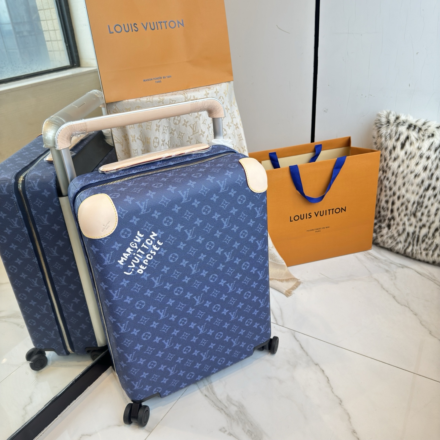 NO:811425,LV Louis Vuitton | New Colorful Travel Series New Official Website Counter Edition HORIZON55 Boarding Luggage Four-Wheel Trolley Case Blue Presbyopia 55cm Monogram Edlise Canvas and Leather Corners Subtle Exhibition of Elegant Style. The widened external trolley and two wheels allow for free gliding. The lightweight structure is easy to carry around. The neat inner layer is equipped with elastic straps and pocket compartments for proper storage of items.  Size 55×38x21cm,,louis vuitton,louis vuitton19860909LV路易威登 ｜彩色旅行系列新品 新款官网专柜版 HORIZON55 登机行李箱 四轮拉杆箱 蓝色老花55cm  Monogram Edlise 帆布和皮革包角,含蓄展露优雅格调.加宽外置拉杆和双轮实现自如滑行,轻盈构型方便随身携带,齐整内层配备弹力饰带与口袋隔层,可妥善存放物品. 尺寸55×38x21cm,,louis vuitton,louis vuitton,luggage