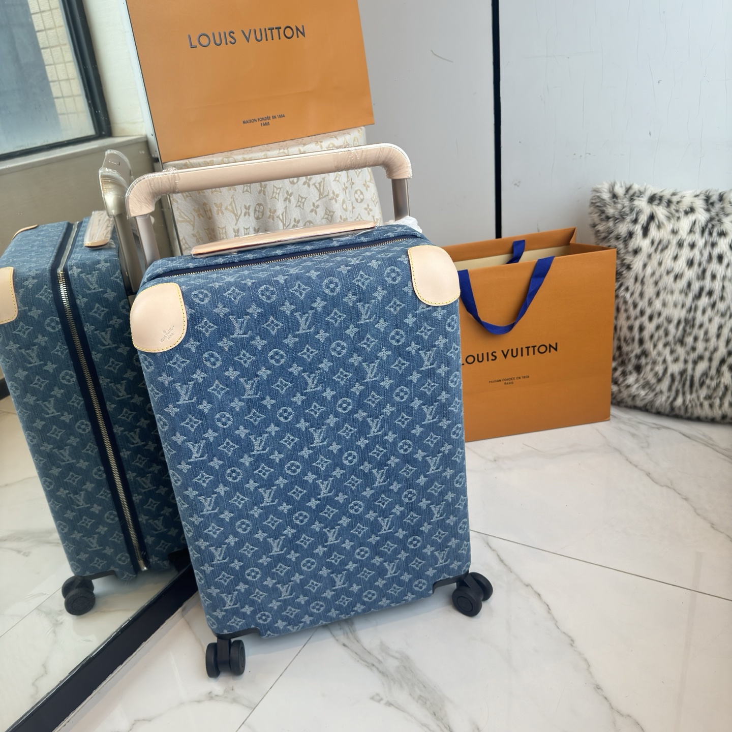 NO:811385,LV | Louis Vuitton's new spring products Denim head ecstasy New official website counter version HORIZON55 boarding suitcase Four-wheel trolley suitcase Brown presbyopic 55cm denim color Monogram Edlise canvas and leather corners, subtle and elegant style. The widened external trolley and two wheels allow for free sliding. The lightweight structure is easy to carry. The neat inner layer is equipped with elastic straps and pocket compartments for proper storage of items.  Size 55×38x21cm,,louis vuitton,louis vuitton19860909LV | 路易威登春季新品 牛仔脑袋狂喜 新款官网专柜版 HORIZON55 登机行李箱 四轮拉杆箱 行李箱 棕色老花 55cm 牛仔色 Monogram Edlise 帆布和皮革包角,含蓄展露优雅格调.加宽外置拉杆和双轮实现自如滑行,轻盈构型方便随身携带,齐整内层配备弹力饰带与口袋隔层,可妥善存放物品. 尺寸55×38x21cm,,louis vuitton,louis vuitton,luggage