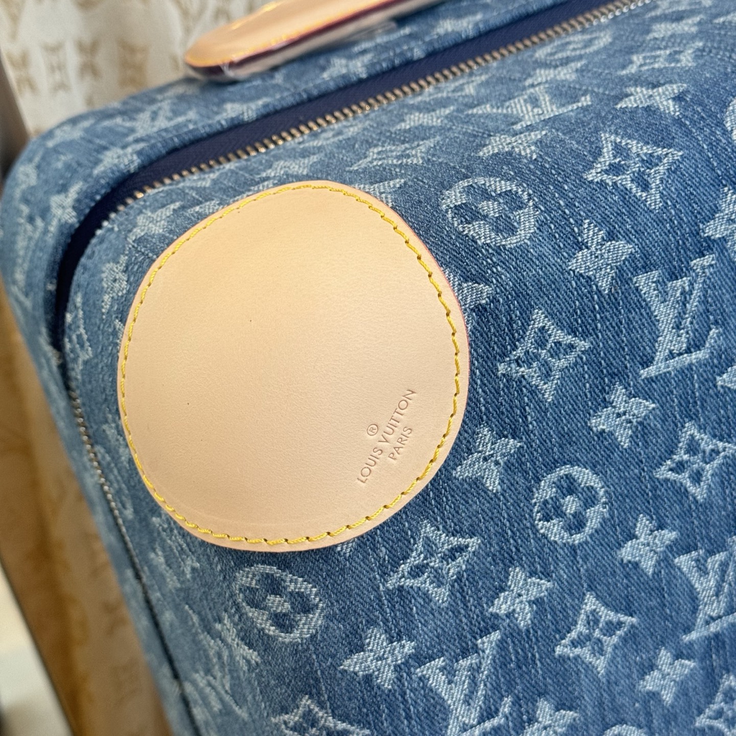 NO:811392,LV | Louis Vuitton's new spring products Denim head ecstasy New official website counter version HORIZON55 boarding suitcase Four-wheel trolley suitcase Brown presbyopia 55cm denim color detail picture Monogram Edlise canvas and leather corners, subtle and elegant style. The widened external trolley and two wheels allow for free sliding, and the light structure is easy to carry. The neat inner layer is equipped with elastic straps and pocket compartments for proper storage of items.  Size 55×38x21cm,,louis vuitton,louis vuitton19860909LV | 路易威登春季新品 牛仔脑袋狂喜 新款官网专柜版 HORIZON55 登机行李箱 四轮拉杆箱 行李箱 棕色老花 55cm 牛仔色细节图 Monogram Edlise 帆布和皮革包角,含蓄展露优雅格调.加宽外置拉杆和双轮实现自如滑行,轻盈构型方便随身携带,齐整内层配备弹力饰带与口袋隔层,可妥善存放物品. 尺寸55×38x21cm,,louis vuitton,louis vuitton,luggage