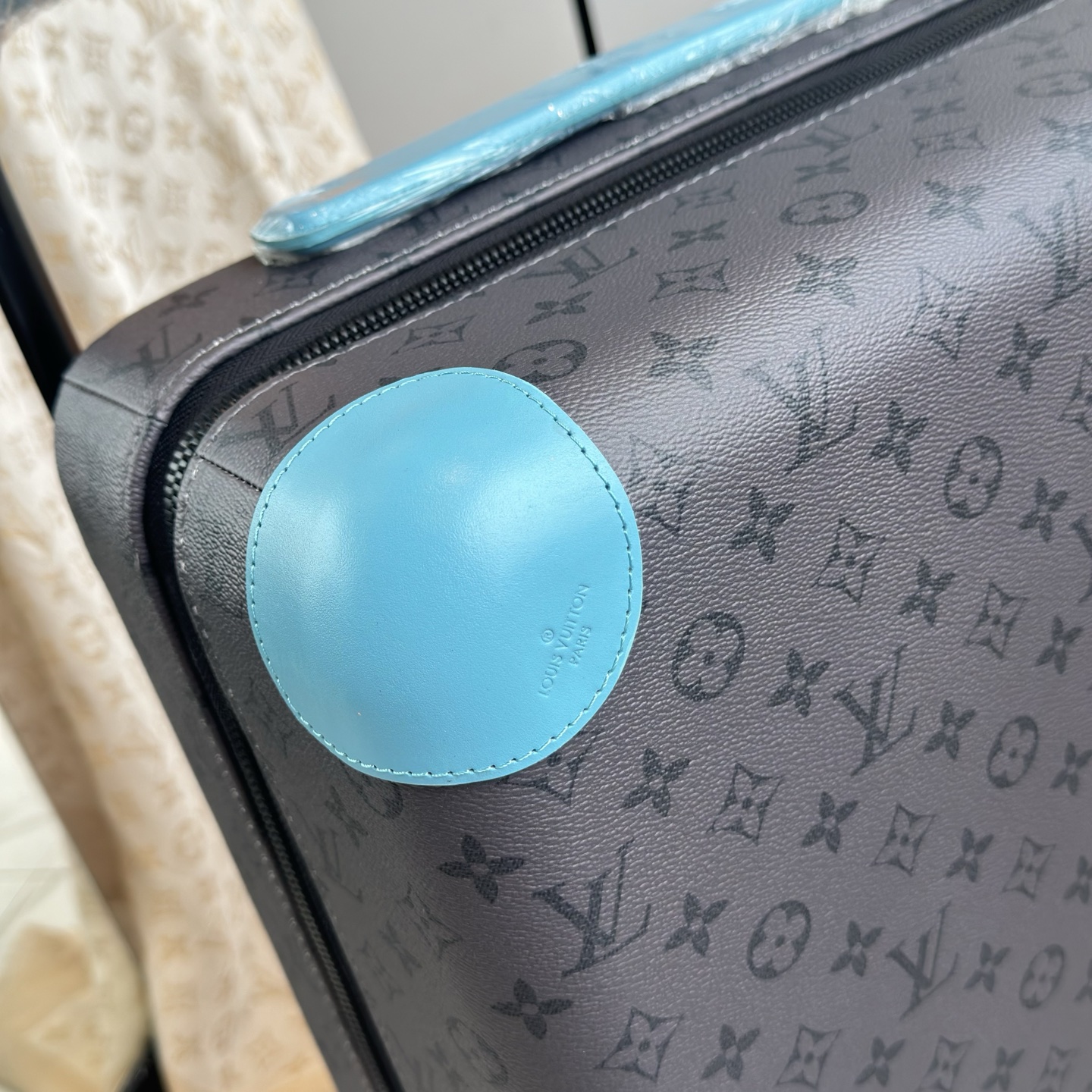 NO:811404,Hardware details~~~ LV Louis Vuitton｜Louis vuitton new official website counter version HORIZON55 boarding suitcase four-wheel trolley suitcase gray presbyopia 55cm sky blue Monogram Edlise  Canvas and leather corners reveal a subtle and elegant style. The widened external drawbar and two wheels allow for free gliding, and the lightweight structure is easy to carry. The neat inner layer is equipped with elastic ribbons and pocket compartments for proper storage of items. Size 55×38x21cm,, louis vuitton, louis vuitton, louis vuitton19860909五金细节图～～～ LV路易威登 ｜Louis vuitton 新款官网专柜版 HORIZON55 登机行李箱 四轮拉杆箱 行李箱 灰色老花 55cm 天蓝色 Monogram Edlise 帆布和皮革包角,含蓄展露优雅格调.加宽外置拉杆和双轮实现自如滑行,轻盈构型方便随身携带,齐整内层配备弹力饰带与口袋隔层,可妥善存放物品. 尺寸55×38x21cm,,louis vuitton,louis vuitton,louis vuitton,luggage