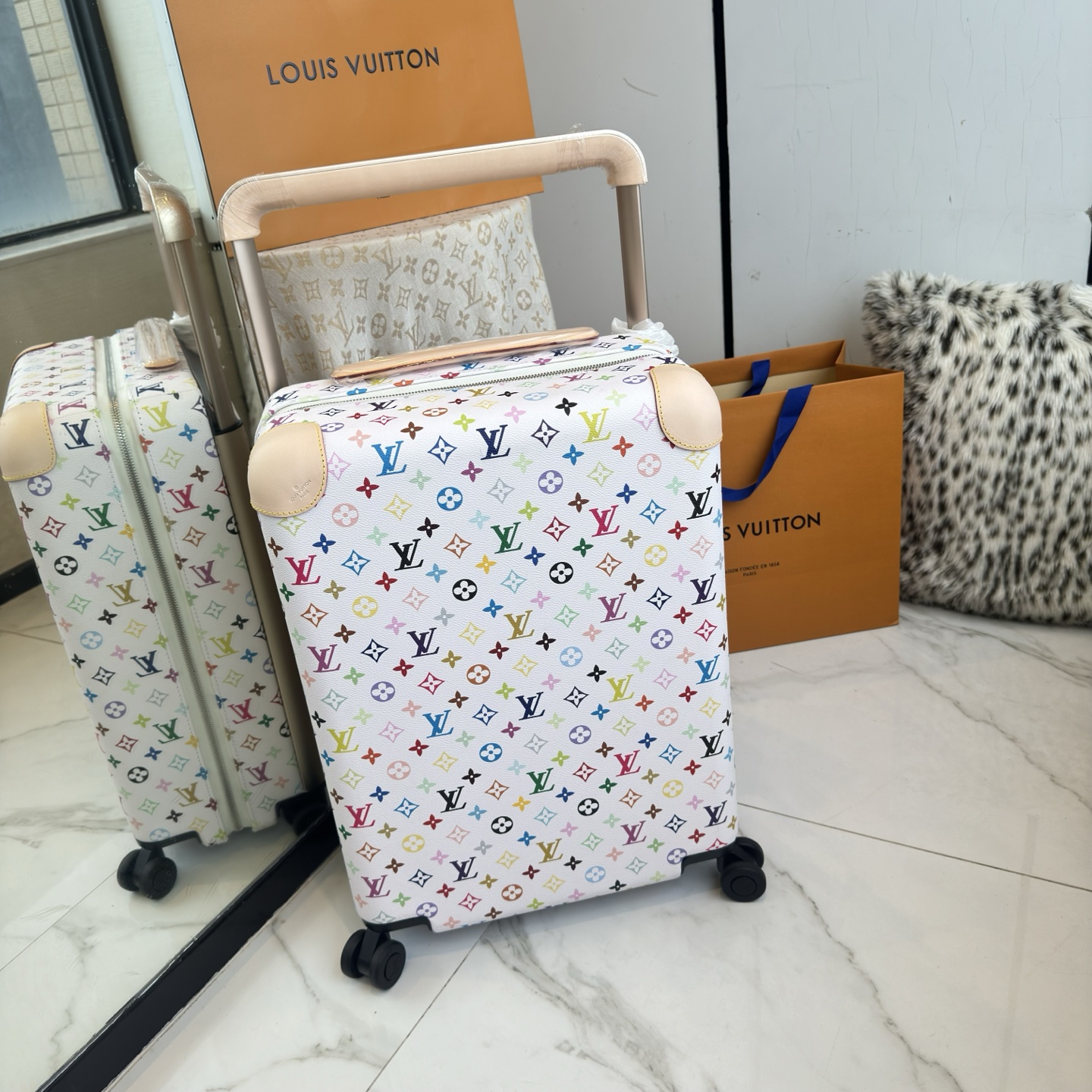 NO:811409,LV Louis Vuitton 26th Spring New Style | Louis Vuitton New Official Website Counter Edition HORIZON55 Boarding Luggage Four-Wheel Trolley Case White Tricolor Presbyopia 55cm Monogram Edlise Canvas and Leather Corners Subtle Exhibition of Elegant Style. The widened external trolley and two wheels allow for free gliding. The lightweight structure is easy to carry. The neat inner layer is equipped with elastic straps and pocket compartments for proper storage of items.  Size 55×38x21cm,,louis vuitton,louis vuitton,louis vuitton19860909LV路易威登26春季新款 ｜Louis vuitton 新款官网专柜版 HORIZON55 登机行李箱 四轮拉杆箱 白三彩老花 55cm  Monogram Edlise 帆布和皮革包角,含蓄展露优雅格调.加宽外置拉杆和双轮实现自如滑行,轻盈构型方便随身携带,齐整内层配备弹力饰带与口袋隔层,可妥善存放物品. 尺寸55×38x21cm,,louis vuitton,louis vuitton,louis vuitton,luggage