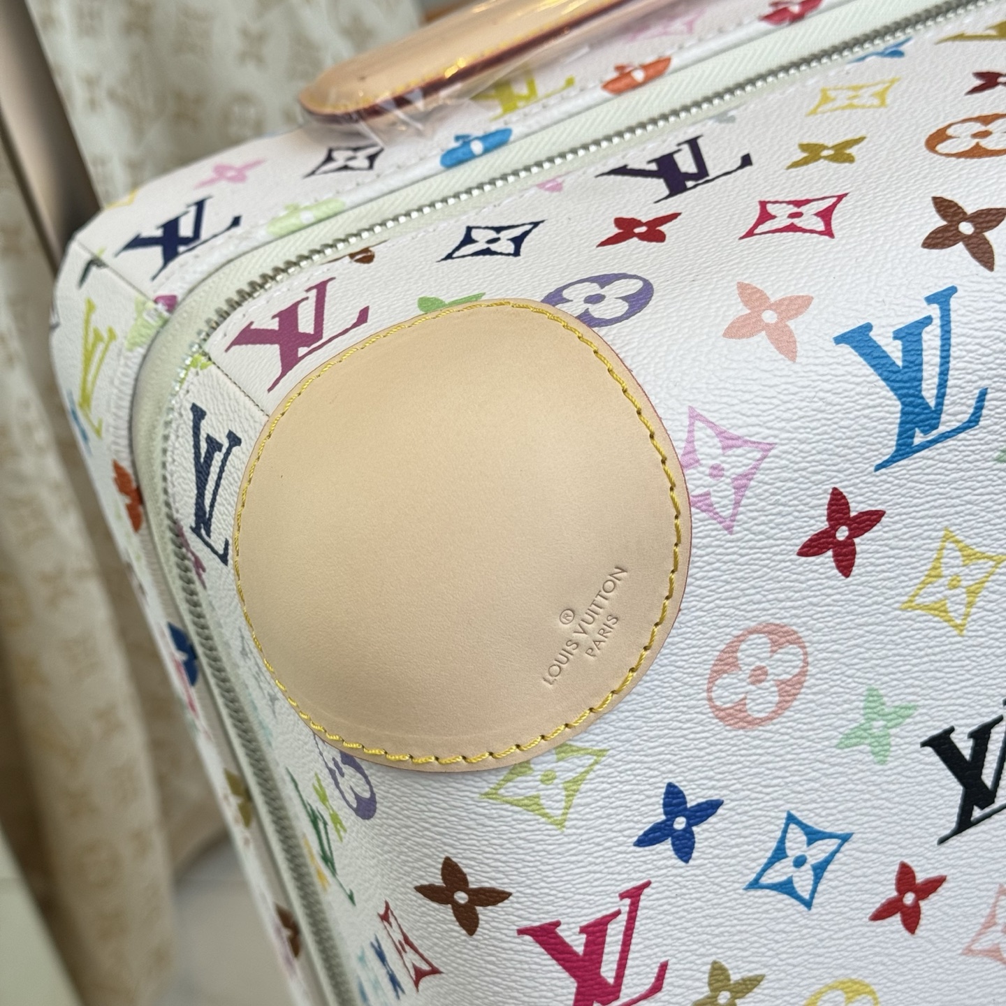 NO:811413,Hardware details~~~ LV Louis Vuitton 26 spring new style ｜Louis vuitton new official website counter version HORIZON55 boarding suitcase four-wheel trolley case white three-color presbyopia 55cm Monogram Edlise  Canvas and leather corners reveal a subtle and elegant style. The widened external drawbar and two wheels allow for free gliding, and the lightweight structure is easy to carry. The neat inner layer is equipped with elastic ribbons and pocket compartments for proper storage of items. Size 55×38x21cm,, louis vuitton, louis vuitton, louis vuitton19860909五金细节图～～～ LV路易威登26春季新款 ｜Louis vuitton 新款官网专柜版 HORIZON55 登机行李箱 四轮拉杆箱 白三彩老花 55cm  Monogram Edlise 帆布和皮革包角,含蓄展露优雅格调.加宽外置拉杆和双轮实现自如滑行,轻盈构型方便随身携带,齐整内层配备弹力饰带与口袋隔层,可妥善存放物品. 尺寸55×38x21cm,,louis vuitton,louis vuitton,louis vuitton,luggage