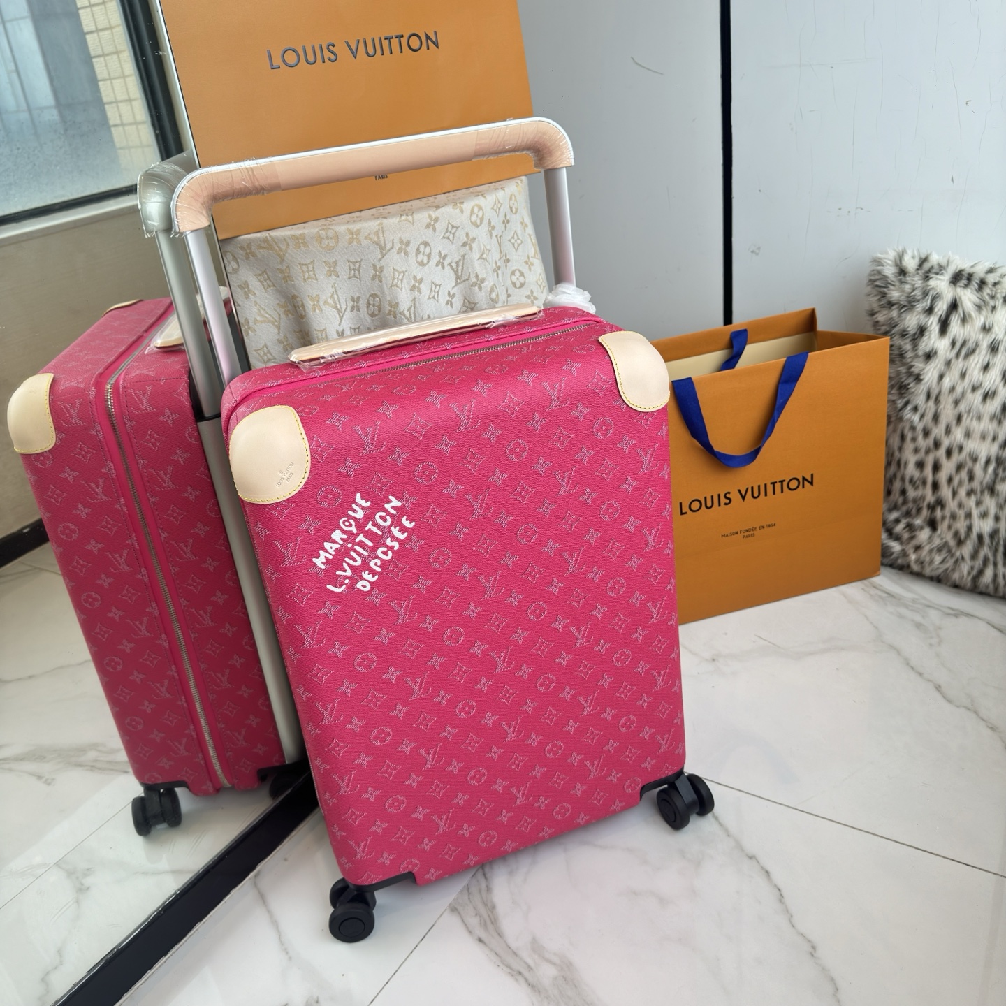 NO:811437,LV Louis Vuitton | New Colorful Travel Series New Official Website Counter Edition HORIZON55 Boarding Luggage Four-Wheel Trolley Case Rose Pink Fuchsia Presbyopia 55cm Monogram Edlise Canvas and Leather Corners Subtle Exhibition of Elegant Style. The widened external trolley and two wheels enable free gliding. The lightweight structure is easy to carry around. The neat inner layer is equipped with elastic straps and pocket compartments for proper storage of items.  Size 55×38x21cm,,louis vuitton,louis vuitton19860909LV路易威登 ｜彩色旅行系列新品 新款官网专柜版 HORIZON55 登机行李箱 四轮拉杆箱 玫粉色紫红色 老花55cm  Monogram Edlise 帆布和皮革包角,含蓄展露优雅格调.加宽外置拉杆和双轮实现自如滑行,轻盈构型方便随身携带,齐整内层配备弹力饰带与口袋隔层,可妥善存放物品. 尺寸55×38x21cm,,louis vuitton,louis vuitton,luggage