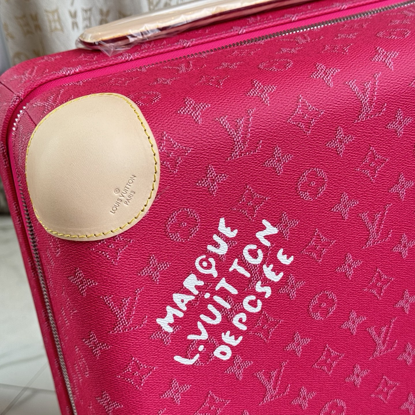 NO:811431,Hardware details~~~ LV Louis Vuitton | New Colorful Travel Series New Official Website Counter Edition HORIZON55 Boarding Luggage Four-Wheel Trolley Case Rose Pink Fuchsia Presbyopia 55cm Monogram Edlise  Canvas and leather corners reveal a subtle and elegant style. The widened external pull rod and two wheels allow for free gliding, and the lightweight structure is easy to carry. The neat inner layer is equipped with elastic ribbons and pocket compartments for proper storage of items. Size 55×38x21cm,, louis vuitton, louis vuitton19860909五金细节图～～～ LV路易威登 ｜彩色旅行系列新品 新款官网专柜版 HORIZON55 登机行李箱 四轮拉杆箱 玫粉色紫红色 老花55cm  Monogram Edlise 帆布和皮革包角,含蓄展露优雅格调.加宽外置拉杆和双轮实现自如滑行,轻盈构型方便随身携带,齐整内层配备弹力饰带与口袋隔层,可妥善存放物品. 尺寸55×38x21cm,,louis vuitton,louis vuitton,luggage