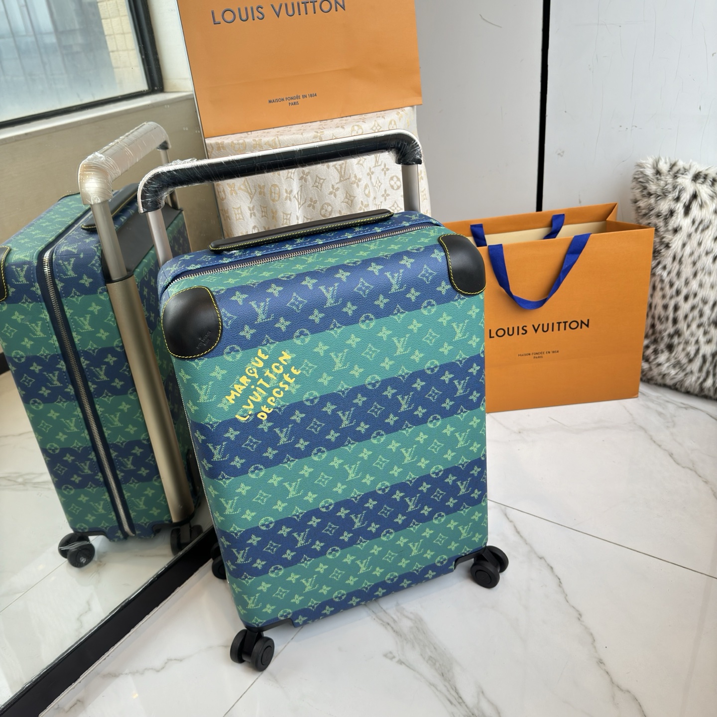 NO:811395,LV Louis Vuitton | New Colorful Travel Series New Official Website Counter Edition HORIZON55 Boarding Luggage Four-Wheel Trolley Case Blue-Green Presbyopia 55cm Monogram Edlise Canvas and Leather Corners Subtle Exhibition of Elegant Style. The widened external trolley and two wheels allow for free gliding. The lightweight structure is easy to carry around. The neat inner layer is equipped with elastic straps and pocket compartments for proper storage of items.  Size 55×38x21cm,,louis vuitton,louis vuitton19860909LV路易威登 ｜彩色旅行系列新品 新款官网专柜版 HORIZON55 登机行李箱 四轮拉杆箱 蓝绿色老花55cm  Monogram Edlise 帆布和皮革包角,含蓄展露优雅格调.加宽外置拉杆和双轮实现自如滑行,轻盈构型方便随身携带,齐整内层配备弹力饰带与口袋隔层,可妥善存放物品. 尺寸55×38x21cm,,louis vuitton,louis vuitton,luggage