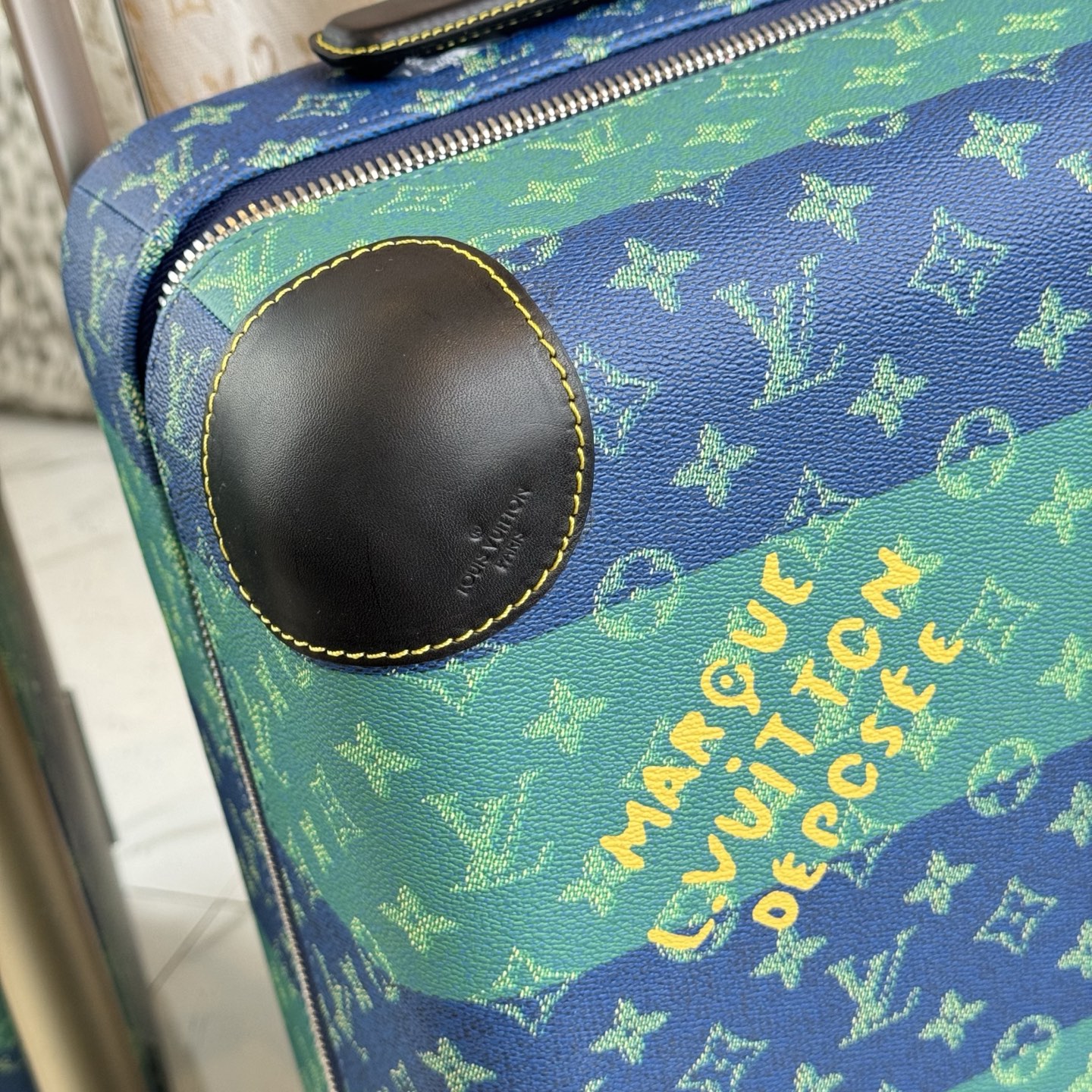 NO:811386,Hardware details~~~ LV Louis Vuitton | New Colorful Travel Series New Official Website Counter Edition HORIZON55 Boarding Luggage Four-Wheel Trolley Case Blue-Green Presbyopia 55cm Monogram Edlise Canvas and Leather Corners Subtle Exhibition of Elegant Style. The widened external trolley and two wheels enable free gliding. The lightweight structure is easy to carry. The neat inner layer is equipped with elastic straps and pocket compartments for proper storage of items.  Size 55×38x21cm,,louis vuitton,louis vuitton19860909五金细节图～～～ LV路易威登 ｜彩色旅行系列新品 新款官网专柜版 HORIZON55 登机行李箱 四轮拉杆箱 蓝绿色老花55cm  Monogram Edlise 帆布和皮革包角,含蓄展露优雅格调.加宽外置拉杆和双轮实现自如滑行,轻盈构型方便随身携带,齐整内层配备弹力饰带与口袋隔层,可妥善存放物品. 尺寸55×38x21cm,,louis vuitton,louis vuitton,luggage