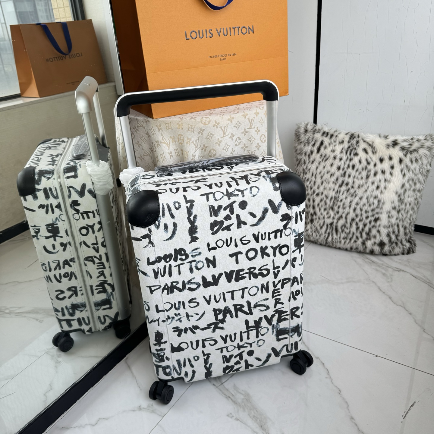 NO:850058,LV | Louis Vuitton Nigo new official website counter version HORIZON55 boarding suitcase four-wheel trolley suitcase 55cm new graffiti series This is too trendy!  Nicolas Ghesquière directly brought out the beauty of Eastern ink and Western graffiti!  This is what the most luxurious culture should be like!  For the first time, the classic Monogram with ink and smudged presbyopia has a 'breathing feeling'!  Like the ink stains dropped by a brush, it has different shades and is truly a work of art!  Graffiti with wild cursive strokes, super large black strokes, handsome and sassy!  It is carefully designed and chic, and you will feel like walking rice paper when you put it on!  Size 55×38x21cm,,louis vuitton,louis vuitton19860909LV | 路易威登Nigo  新款官网专柜版 HORIZON55 登机行李箱 四轮拉杆箱 行李箱 55cm  新款涂鸦系列 这也太潮了！Nicolas Ghesquière直接把东方水墨和西方涂鸦玩出了花！这才是文化顶奢该有的样子啊！ 水墨晕染老花经典Monogram第一次有了“呼吸感”！像毛笔挥毫洒下的墨迹,深浅不一,简直艺术品本物！狂草笔触涂鸦,超大的黑色笔触,又帅又飒！是精心设计过的潇洒,穿上就是行走的宣纸！ 尺寸55×38x21cm,,louis vuitton,louis vuitton,luggage