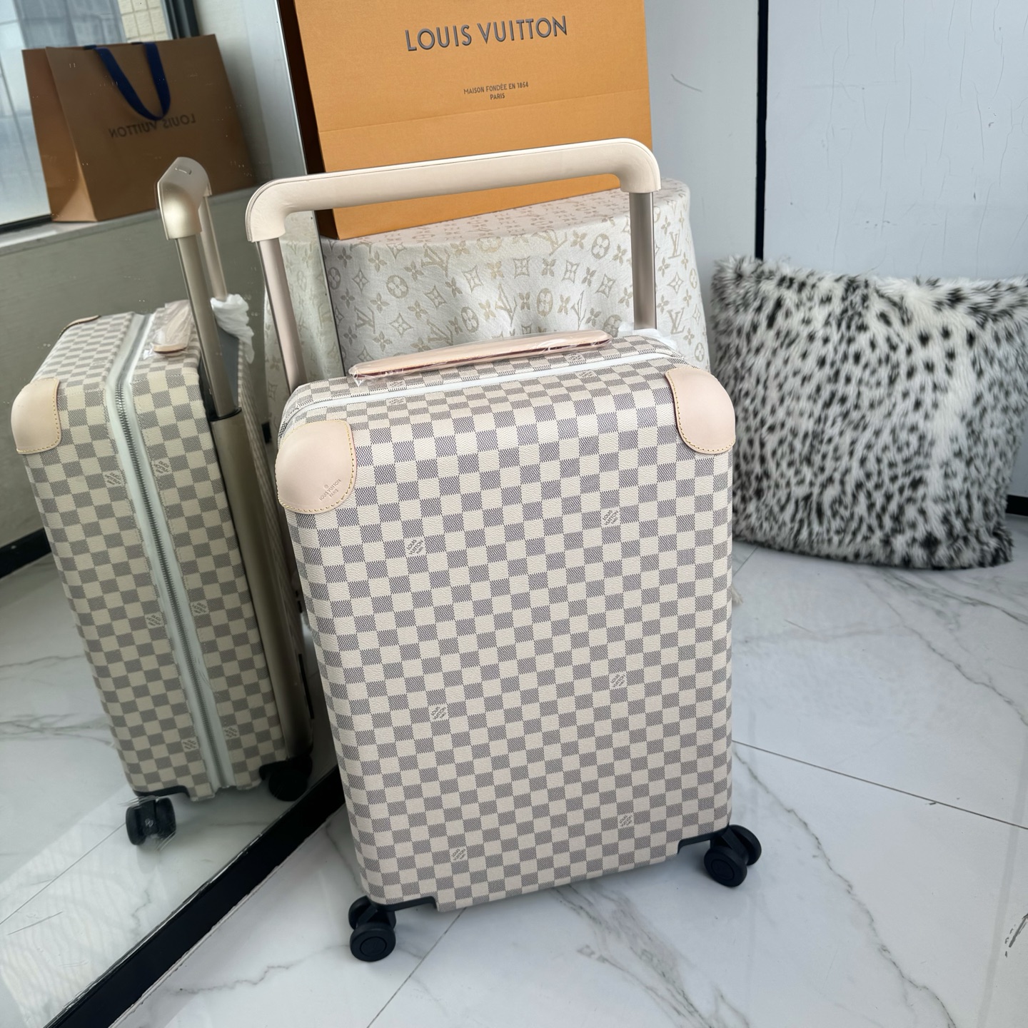 NO:850049,LV | Louis Vuitton's new 26-year official website counter version HORIZON55 boarding suitcase, four-wheel trolley suitcase, suitcase 55cm, brand new checkerboard white Monogram Edlise canvas and leather corners, implicitly showing elegant style. The widened external trolley and two wheels allow for free sliding, and the light structure is easy to carry. The neat inner layer is equipped with elastic straps and pocket compartments for proper storage of items.  Size 55×38x21cm,,louis vuitton,louis vuitton19860909LV | 路易威登 26年新款官网专柜版 HORIZON55 登机行李箱 四轮拉杆箱 行李箱 55cm  全新棋盘格白色 Monogram Edlise 帆布和皮革包角,含蓄展露优雅格调.加宽外置拉杆和双轮实现自如滑行,轻盈构型方便随身携带,齐整内层配备弹力饰带与口袋隔层,可妥善存放物品. 尺寸55×38x21cm,,louis vuitton,louis vuitton,luggage