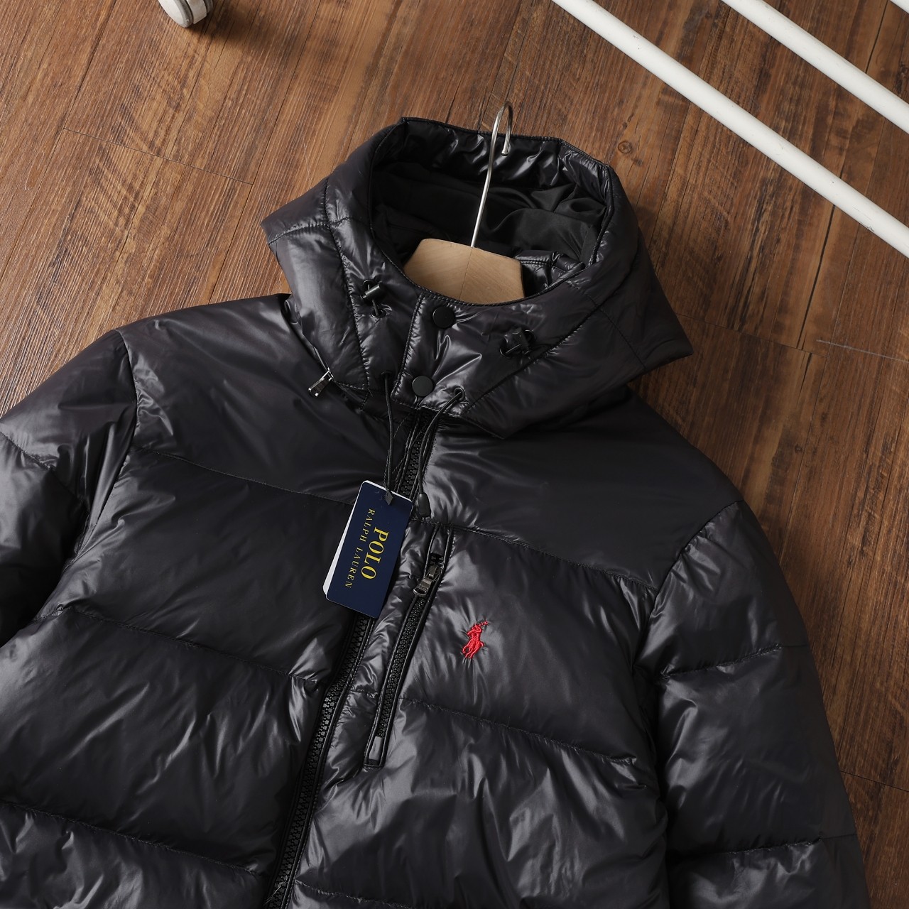 💰370
🌳Ralph Lauren/拉夫劳伦经典款 24ss冬季新款亮皮黑色羽绒服夹克可拆卸帽超厚加绒羽绒服防风防水情侣款
纯羽绒 拒绝飞丝
✨官网同款款号:RL12827
拉夫今天杀疯了,冬季新款羽绒服必冲款!
购入原版开模打造,全套定制辅料,细节决定成败。
1进口barudan/百灵达绣花机定制万针电绣,采用进口7号针,进口绣线,保证每字饱满、立体、清晰,可称最贵绣标!
2采用国标80白鸭绒填充,保暖性能更出色,轻便不厚重,压缩后的蓬松度恢复性好!
3内里采用尼龙nylon双重双层封禁设计,不会出现任何跑绒现象,内置抽拉绳扣的可调节下摆,可防风防寒!
拉尔夫·劳伦来自美国,并且带有一股浓烈的美国气息。拉尔夫·劳伦名下的两个品牌Poloby Ralph Lauren和Ralph Lauren在全球开创了高品质时装的销售领域,将设计师拉尔夫·劳伦的盛名和拉尔夫·劳伦品牌的光辉形象不断发扬辅料: 原版吊牌水洗标+ 电镀YK拉链logo 男女同款均可驾驭!!冬季必备款!
颜色:亮黑色
尺码:M—XXL
M: 衣长70 胸围124 肩宽48 袖长65
L: 衣长72胸围126 肩宽49 袖长66
XL: 衣长74 胸围130肩宽50 袖长67
XXL: 衣长76 p胸围134肩宽51袖长68............................................................................