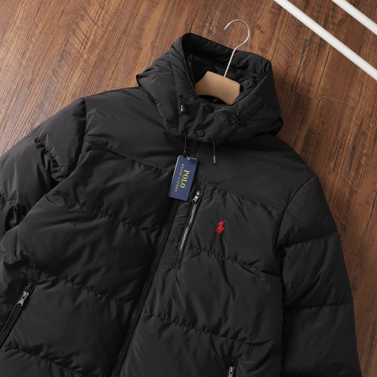 💰370
🌳Ralph Lauren/拉夫劳伦经典款 24ss冬季新款亮皮黑色羽绒服夹克可拆卸帽超厚加绒羽绒服防风防水情侣款
纯羽绒 拒绝飞丝
✨官网同款款号:RL12827
拉夫今天杀疯了,冬季新款羽绒服必冲款!
购入原版开模打造,全套定制辅料,细节决定成败。
1进口barudan/百灵达绣花机定制万针电绣,采用进口7号针,进口绣线,保证每字饱满、立体、清晰,可称最贵绣标!
2采用国标80白鸭绒填充,保暖性能更出色,轻便不厚重,压缩后的蓬松度恢复性好!
3内里采用尼龙nylon双重双层封禁设计,不会出现任何跑绒现象,内置抽拉绳扣的可调节下摆,可防风防寒!
拉尔夫·劳伦来自美国,并且带有一股浓烈的美国气息。拉尔夫·劳伦名下的两个品牌Poloby Ralph Lauren和Ralph Lauren在全球开创了高品质时装的销售领域,将设计师拉尔夫·劳伦的盛名和拉尔夫·劳伦品牌的光辉形象不断发扬辅料: 原版吊牌水洗标+ 电镀YK拉链logo 男女同款均可驾驭!!冬季必备款!
颜色:亮黑色
尺码:M—XXL
M: 衣长70 胸围124 肩宽48 袖长65
L: 衣长72胸围126 肩宽49 袖长66
XL: 衣长74 胸围130肩宽50 袖长67
XXL: 衣长76 p胸围134肩宽51袖长68............................................................................