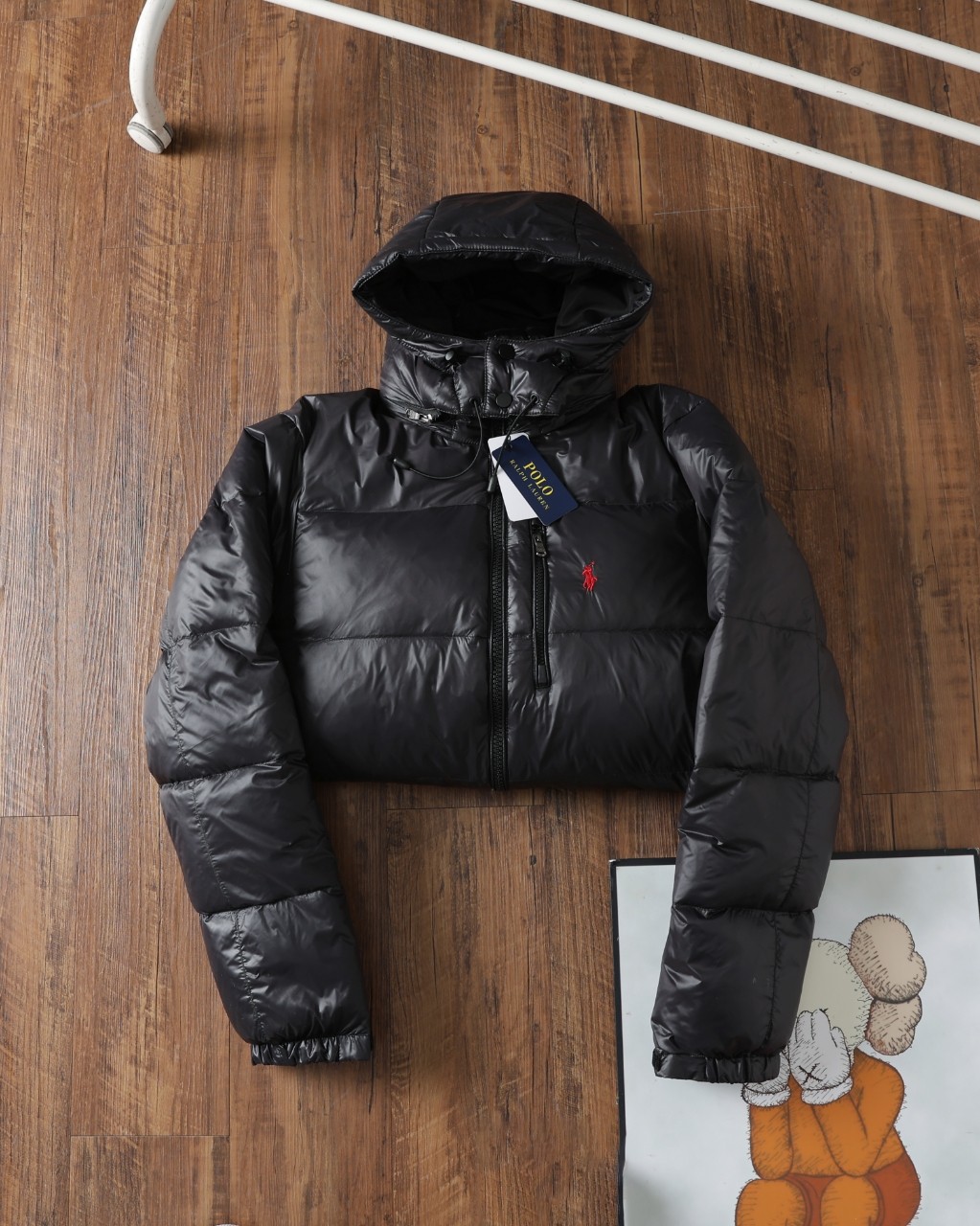 💰370
🌳Ralph Lauren/拉夫劳伦经典款 24ss冬季新款亮皮黑色羽绒服夹克可拆卸帽超厚加绒羽绒服防风防水情侣款
纯羽绒 拒绝飞丝
✨官网同款款号:RL12827
拉夫今天杀疯了,冬季新款羽绒服必冲款!
购入原版开模打造,全套定制辅料,细节决定成败。
1进口barudan/百灵达绣花机定制万针电绣,采用进口7号针,进口绣线,保证每字饱满、立体、清晰,可称最贵绣标!
2采用国标80白鸭绒填充,保暖性能更出色,轻便不厚重,压缩后的蓬松度恢复性好!
3内里采用尼龙nylon双重双层封禁设计,不会出现任何跑绒现象,内置抽拉绳扣的可调节下摆,可防风防寒!
拉尔夫·劳伦来自美国,并且带有一股浓烈的美国气息。拉尔夫·劳伦名下的两个品牌Poloby Ralph Lauren和Ralph Lauren在全球开创了高品质时装的销售领域,将设计师拉尔夫·劳伦的盛名和拉尔夫·劳伦品牌的光辉形象不断发扬辅料: 原版吊牌水洗标+ 电镀YK拉链logo 男女同款均可驾驭!!冬季必备款!
颜色:亮黑色
尺码:M—XXL
M: 衣长70 胸围124 肩宽48 袖长65
L: 衣长72胸围126 肩宽49 袖长66
XL: 衣长74 胸围130肩宽50 袖长67
XXL: 衣长76 p胸围134肩宽51袖长68............................................................................