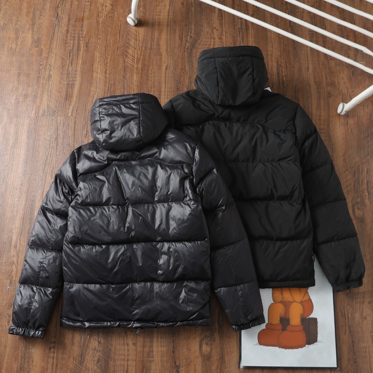 💰370
🌳Ralph Lauren/拉夫劳伦经典款 24ss冬季新款亮皮黑色羽绒服夹克可拆卸帽超厚加绒羽绒服防风防水情侣款
纯羽绒 拒绝飞丝
✨官网同款款号:RL12827
拉夫今天杀疯了,冬季新款羽绒服必冲款!
购入原版开模打造,全套定制辅料,细节决定成败。
1进口barudan/百灵达绣花机定制万针电绣,采用进口7号针,进口绣线,保证每字饱满、立体、清晰,可称最贵绣标!
2采用国标80白鸭绒填充,保暖性能更出色,轻便不厚重,压缩后的蓬松度恢复性好!
3内里采用尼龙nylon双重双层封禁设计,不会出现任何跑绒现象,内置抽拉绳扣的可调节下摆,可防风防寒!
拉尔夫·劳伦来自美国,并且带有一股浓烈的美国气息。拉尔夫·劳伦名下的两个品牌Poloby Ralph Lauren和Ralph Lauren在全球开创了高品质时装的销售领域,将设计师拉尔夫·劳伦的盛名和拉尔夫·劳伦品牌的光辉形象不断发扬辅料: 原版吊牌水洗标+ 电镀YK拉链logo 男女同款均可驾驭!!冬季必备款!
颜色:亮黑色
尺码:M—XXL
M: 衣长70 胸围124 肩宽48 袖长65
L: 衣长72胸围126 肩宽49 袖长66
XL: 衣长74 胸围130肩宽50 袖长67
XXL: 衣长76 p胸围134肩宽51袖长68............................................................................