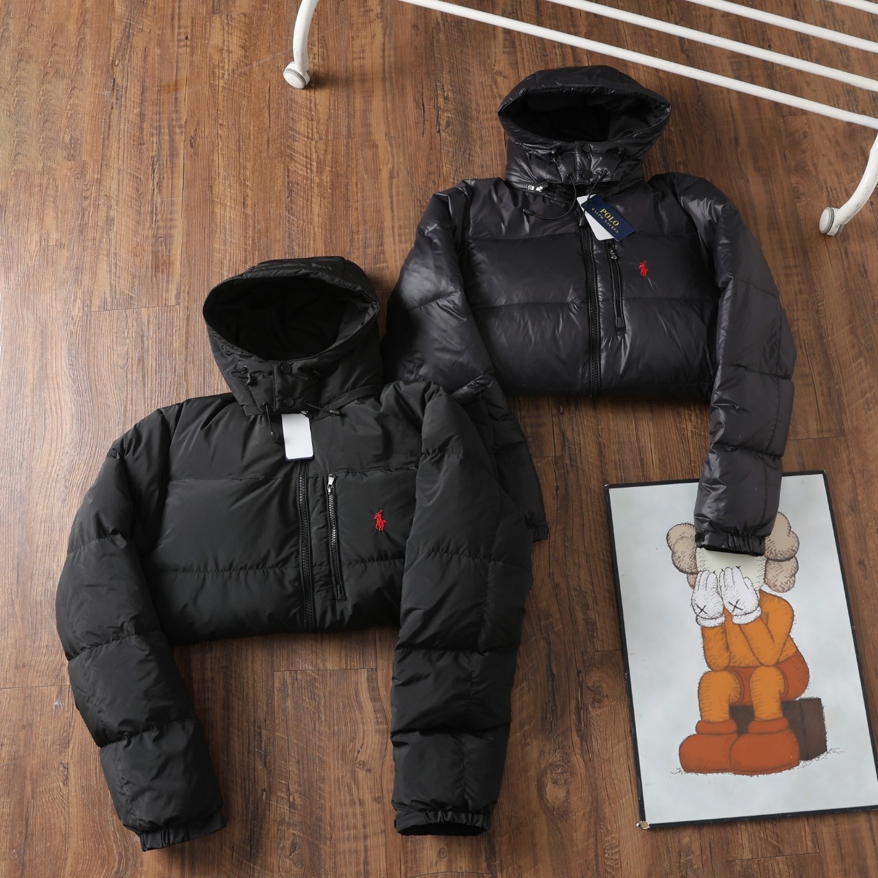 💰370
🌳Ralph Lauren/拉夫劳伦经典款 24ss冬季新款亮皮黑色羽绒服夹克可拆卸帽超厚加绒羽绒服防风防水情侣款
纯羽绒 拒绝飞丝
✨官网同款款号:RL12827
拉夫今天杀疯了,冬季新款羽绒服必冲款!
购入原版开模打造,全套定制辅料,细节决定成败。
1进口barudan/百灵达绣花机定制万针电绣,采用进口7号针,进口绣线,保证每字饱满、立体、清晰,可称最贵绣标!
2采用国标80白鸭绒填充,保暖性能更出色,轻便不厚重,压缩后的蓬松度恢复性好!
3内里采用尼龙nylon双重双层封禁设计,不会出现任何跑绒现象,内置抽拉绳扣的可调节下摆,可防风防寒!
拉尔夫·劳伦来自美国,并且带有一股浓烈的美国气息。拉尔夫·劳伦名下的两个品牌Poloby Ralph Lauren和Ralph Lauren在全球开创了高品质时装的销售领域,将设计师拉尔夫·劳伦的盛名和拉尔夫·劳伦品牌的光辉形象不断发扬辅料: 原版吊牌水洗标+ 电镀YK拉链logo 男女同款均可驾驭!!冬季必备款!
颜色:亮黑色
尺码:M—XXL
M: 衣长70 胸围124 肩宽48 袖长65
L: 衣长72胸围126 肩宽49 袖长66
XL: 衣长74 胸围130肩宽50 袖长67
XXL: 衣长76 p胸围134肩宽51袖长68............................................................................