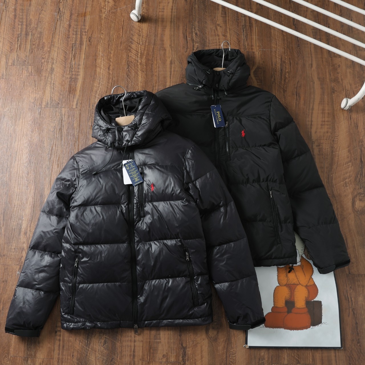 💰370
🌳Ralph Lauren/拉夫劳伦经典款 24ss冬季新款亮皮黑色羽绒服夹克可拆卸帽超厚加绒羽绒服防风防水情侣款
纯羽绒 拒绝飞丝
✨官网同款款号:RL12827
拉夫今天杀疯了,冬季新款羽绒服必冲款!
购入原版开模打造,全套定制辅料,细节决定成败。
1进口barudan/百灵达绣花机定制万针电绣,采用进口7号针,进口绣线,保证每字饱满、立体、清晰,可称最贵绣标!
2采用国标80白鸭绒填充,保暖性能更出色,轻便不厚重,压缩后的蓬松度恢复性好!
3内里采用尼龙nylon双重双层封禁设计,不会出现任何跑绒现象,内置抽拉绳扣的可调节下摆,可防风防寒!
拉尔夫·劳伦来自美国,并且带有一股浓烈的美国气息。拉尔夫·劳伦名下的两个品牌Poloby Ralph Lauren和Ralph Lauren在全球开创了高品质时装的销售领域,将设计师拉尔夫·劳伦的盛名和拉尔夫·劳伦品牌的光辉形象不断发扬辅料: 原版吊牌水洗标+ 电镀YK拉链logo 男女同款均可驾驭!!冬季必备款!
颜色:亮黑色
尺码:M—XXL
M: 衣长70 胸围124 肩宽48 袖长65
L: 衣长72胸围126 肩宽49 袖长66
XL: 衣长74 胸围130肩宽50 袖长67
XXL: 衣长76 p胸围134肩宽51袖长68............................................................................