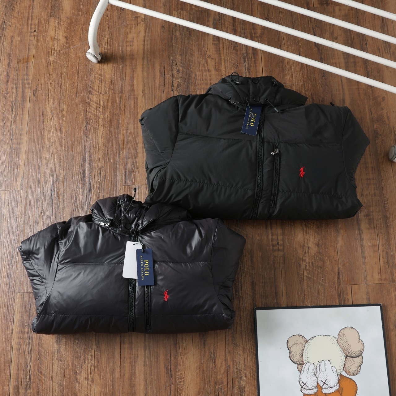 💰370
🌳Ralph Lauren/拉夫劳伦经典款 24ss冬季新款亮皮黑色羽绒服夹克可拆卸帽超厚加绒羽绒服防风防水情侣款
纯羽绒 拒绝飞丝
✨官网同款款号:RL12827
拉夫今天杀疯了,冬季新款羽绒服必冲款!
购入原版开模打造,全套定制辅料,细节决定成败。
1进口barudan/百灵达绣花机定制万针电绣,采用进口7号针,进口绣线,保证每字饱满、立体、清晰,可称最贵绣标!
2采用国标80白鸭绒填充,保暖性能更出色,轻便不厚重,压缩后的蓬松度恢复性好!
3内里采用尼龙nylon双重双层封禁设计,不会出现任何跑绒现象,内置抽拉绳扣的可调节下摆,可防风防寒!
拉尔夫·劳伦来自美国,并且带有一股浓烈的美国气息。拉尔夫·劳伦名下的两个品牌Poloby Ralph Lauren和Ralph Lauren在全球开创了高品质时装的销售领域,将设计师拉尔夫·劳伦的盛名和拉尔夫·劳伦品牌的光辉形象不断发扬辅料: 原版吊牌水洗标+ 电镀YK拉链logo 男女同款均可驾驭!!冬季必备款!
颜色:亮黑色
尺码:M—XXL
M: 衣长70 胸围124 肩宽48 袖长65
L: 衣长72胸围126 肩宽49 袖长66
XL: 衣长74 胸围130肩宽50 袖长67
XXL: 衣长76 p胸围134肩宽51袖长68............................................................................