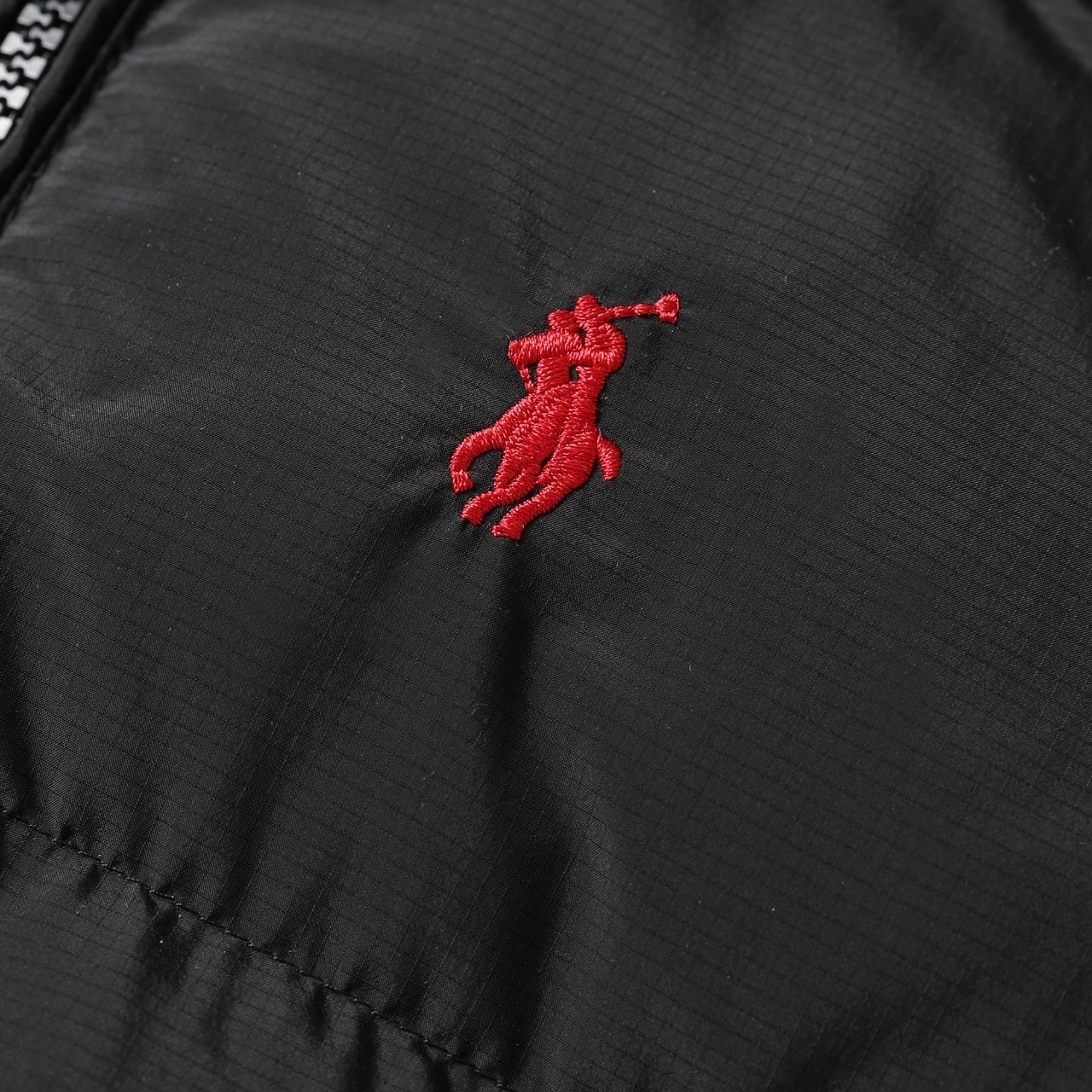 💰370
🌳Ralph Lauren/拉夫劳伦经典款 24ss冬季新款亮皮黑色羽绒服夹克可拆卸帽超厚加绒羽绒服防风防水情侣款
纯羽绒 拒绝飞丝
✨官网同款款号:RL12827
拉夫今天杀疯了,冬季新款羽绒服必冲款!
购入原版开模打造,全套定制辅料,细节决定成败。
1进口barudan/百灵达绣花机定制万针电绣,采用进口7号针,进口绣线,保证每字饱满、立体、清晰,可称最贵绣标!
2采用国标80白鸭绒填充,保暖性能更出色,轻便不厚重,压缩后的蓬松度恢复性好!
3内里采用尼龙nylon双重双层封禁设计,不会出现任何跑绒现象,内置抽拉绳扣的可调节下摆,可防风防寒!
拉尔夫·劳伦来自美国,并且带有一股浓烈的美国气息。拉尔夫·劳伦名下的两个品牌Poloby Ralph Lauren和Ralph Lauren在全球开创了高品质时装的销售领域,将设计师拉尔夫·劳伦的盛名和拉尔夫·劳伦品牌的光辉形象不断发扬辅料: 原版吊牌水洗标+ 电镀YK拉链logo 男女同款均可驾驭!!冬季必备款!
颜色:亮黑色
尺码:M—XXL
M: 衣长70 胸围124 肩宽48 袖长65
L: 衣长72胸围126 肩宽49 袖长66
XL: 衣长74 胸围130肩宽50 袖长67
XXL: 衣长76 p胸围134肩宽51袖长68............................................................................