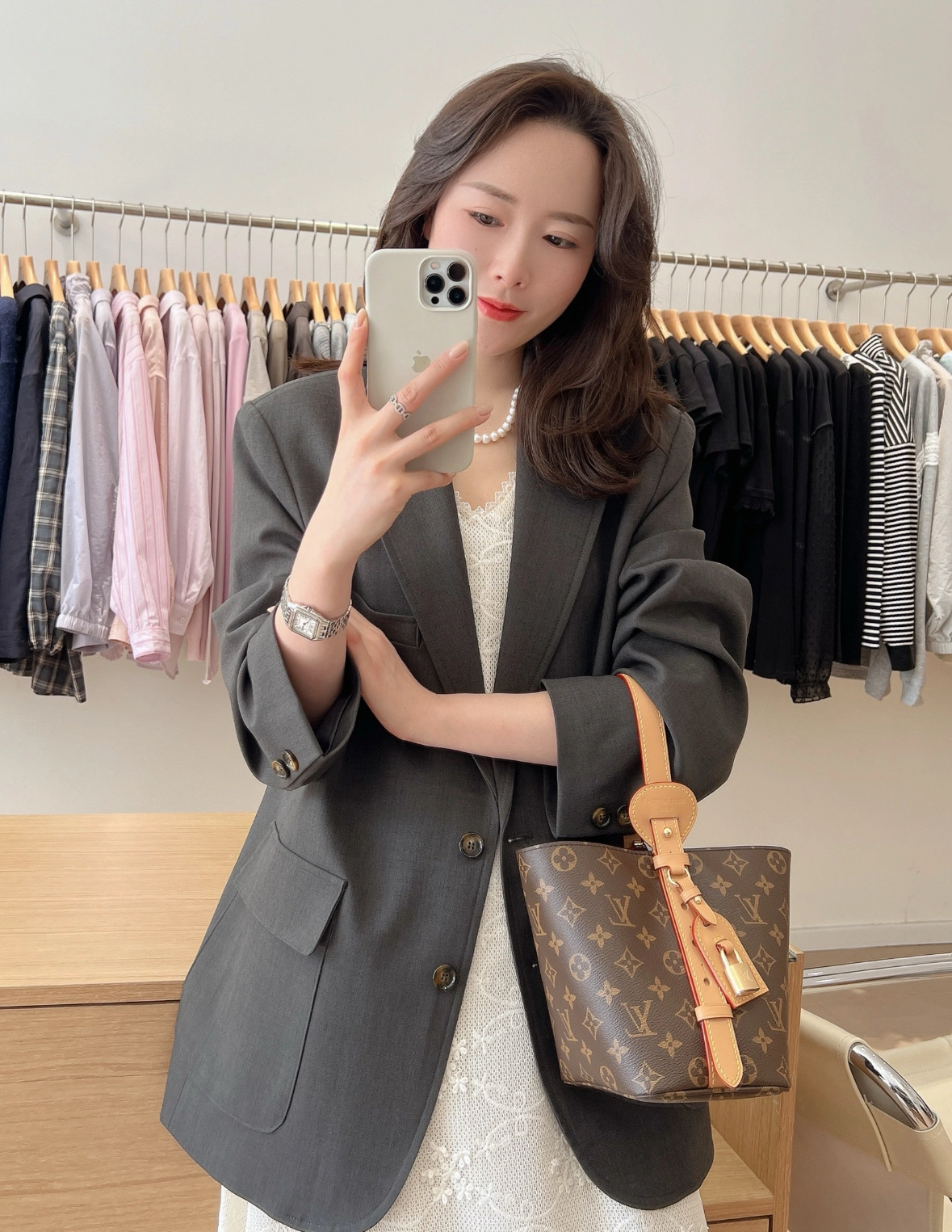 » » 🅝🅔🅦年度黑马诞生
复古小巧又经典💎随性又灵动
可调节牛皮肩带复刻旅行箱绑带设计
斜挎是都市酷飒女侠，肩背是复古名伶
折叠后🉑随手塞进行李箱🧳
出差旅行秒变“万能搭子”～