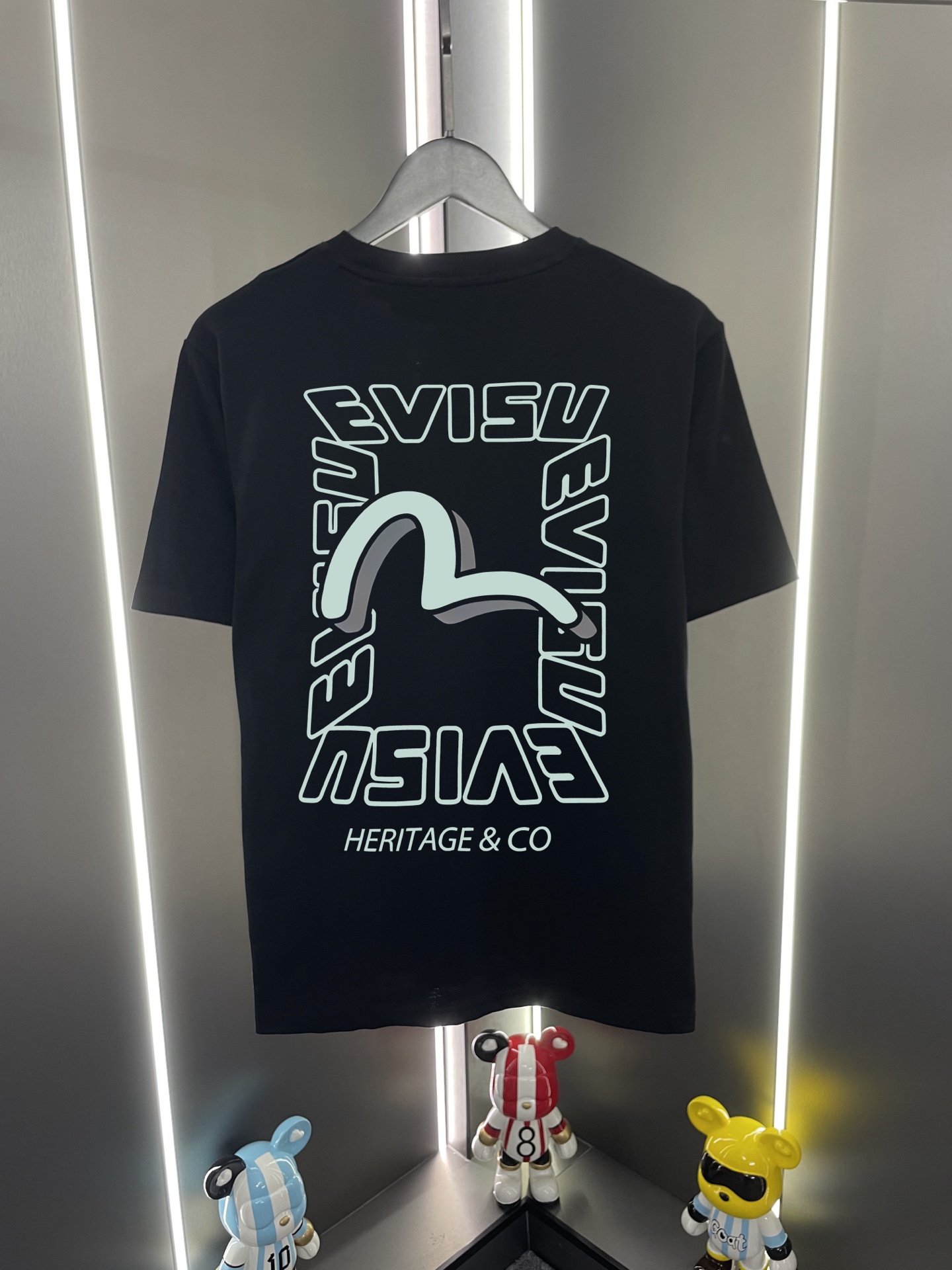 P60 Evisu Fushin 2026 nueva camiseta de manga corta con estampado de letras y gaviota, corte relajado y cuello redondo.