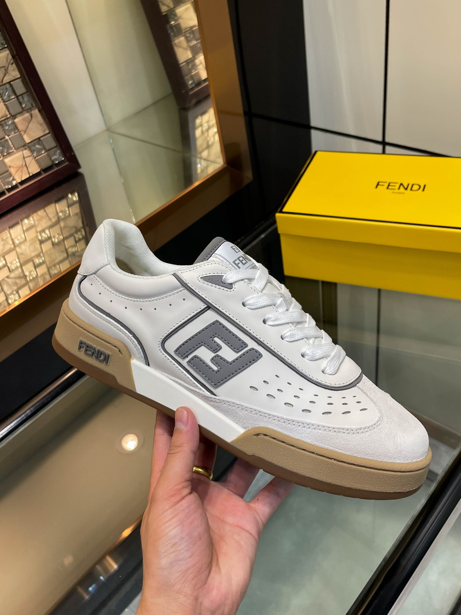 NO:730240,Actual price [FENDI] Fendi - high-end quality original casual sports shoes - upper Nappa calfskin, silk calfskin, branded canvas cloth, shoe body sewn with branded plastic totem - branded canvas lining - outsole ultra-light TPU foam rubber; two-color molded outsole - ultra-high quality control, fine workmanship highlighted (high-end, luxury, grade) -Size35-45,,fendi,fendi,sneakers,cowhide19860909实价【FENDI】芬迪 -高端品质 原单休闲运动鞋 -鞋面纳帕小牛皮、丝绸小牛皮、品牌帆布布匹、鞋身车缝品牌塑胶图腾 -内里品牌帆布 -大底超轻TPU发泡·橡胶；双色成型大底 -超高品控·做工精细凸显(高端·贵气·档次) -Size35-45,,fendi,fendi,sneakers,cowhide,Men's shoes
