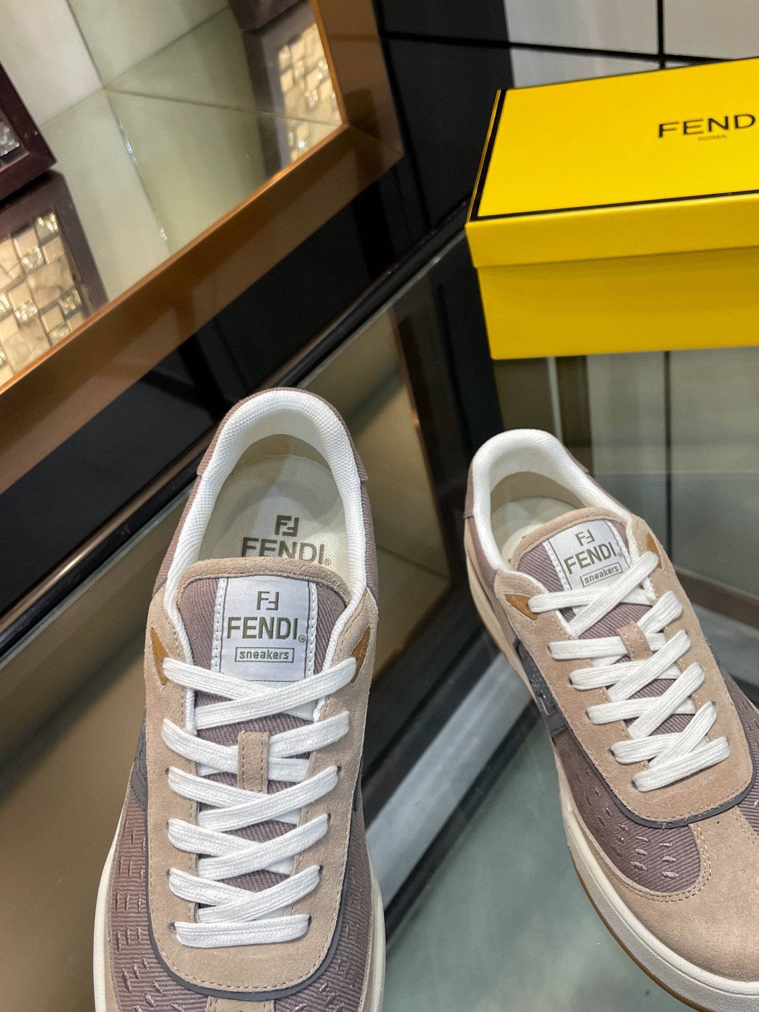 NO:730253,Actual price [FENDI] Fendi - high-end quality original casual sports shoes - upper Nappa calfskin, silk calfskin, branded canvas cloth, shoe body sewn with branded plastic totem - branded canvas lining - outsole ultra-light TPU foam rubber; two-color molded outsole - ultra-high quality control, fine workmanship highlighted (high-end, luxury, grade) -Size35-45,,fendi,fendi,sneakers,cowhide19860909实价【FENDI】芬迪 -高端品质 原单休闲运动鞋 -鞋面纳帕小牛皮、丝绸小牛皮、品牌帆布布匹、鞋身车缝品牌塑胶图腾 -内里品牌帆布 -大底超轻TPU发泡·橡胶；双色成型大底 -超高品控·做工精细凸显(高端·贵气·档次) -Size35-45,,fendi,fendi,sneakers,cowhide,Men's shoes