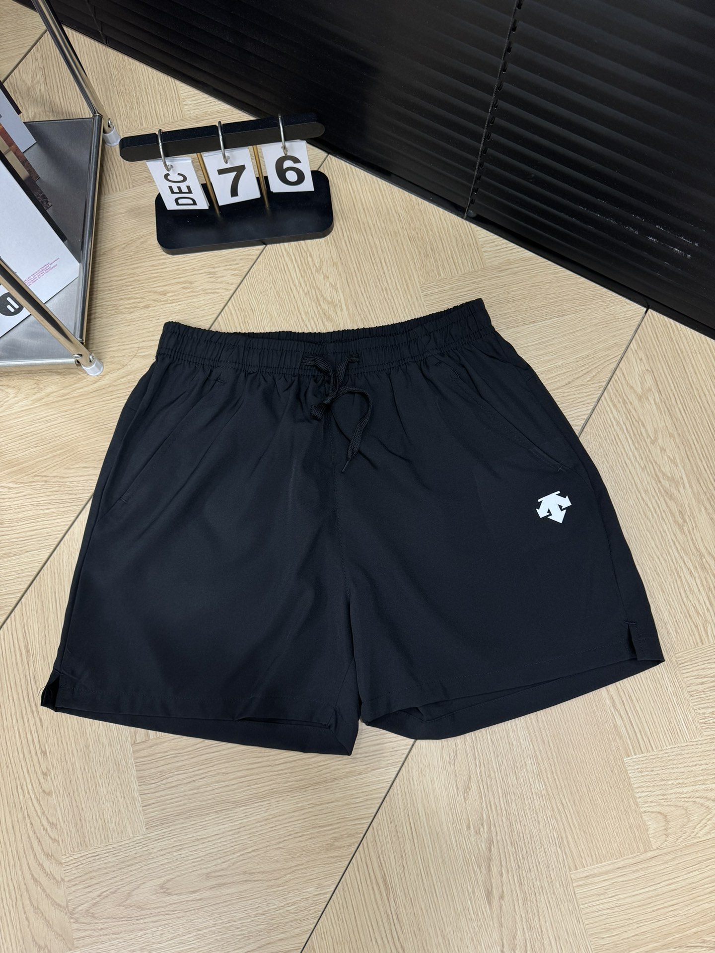 供💰55
DESCENTE 迪桑特 夏季户外运动跑步健身休闲速干短裤
春夏款,跑步健身速干运动短裤!!松紧腰头搭配抽绳,穿脱自如!款式新颖,设计独特,休闲运动轻松驾驭!
男生女生都可以轻松搭配!上身效果相当好看!!跑步健身不束缚!短裤采用进口吸湿速干梭织面料,不起球不掉色,抗造耐磨,内里采用透气网孔材质,透气舒适,贴身穿柔软舒适!轻盈舒适透气,跑步运动,健身打球都是必不可少的!夏季吸汗不粘人,大弹性松紧!!
-颜色:黑色 白色 荧光绿 绿色
-尺码:M L XL 2XL 3XL 4XL 5XL
- 尺码表 -
M: 裤长42 臀围100 腰围72
L: 裤长43 臀围104 腰围72
XL : 裤长44 臀围108 腰围75
2XL: 裤长45 臀围112 腰围78
3XL: 裤长46 臀围116 腰围81
4XL: 裤长47 臀围120 腰围84
5XL: 裤长48 臀围124 腰围87
体重: 95斤-105斤推荐穿L
105斤-115斤推荐穿L
115斤-130斤推荐穿XL
130斤-145斤推荐穿2XL
145斤-165斤推荐穿3XL
165斤-180斤推荐穿4XL
180斤-200斤推荐穿5XL
尺码表数据仅上新参考,手工测量,会存在1-2CM的误差