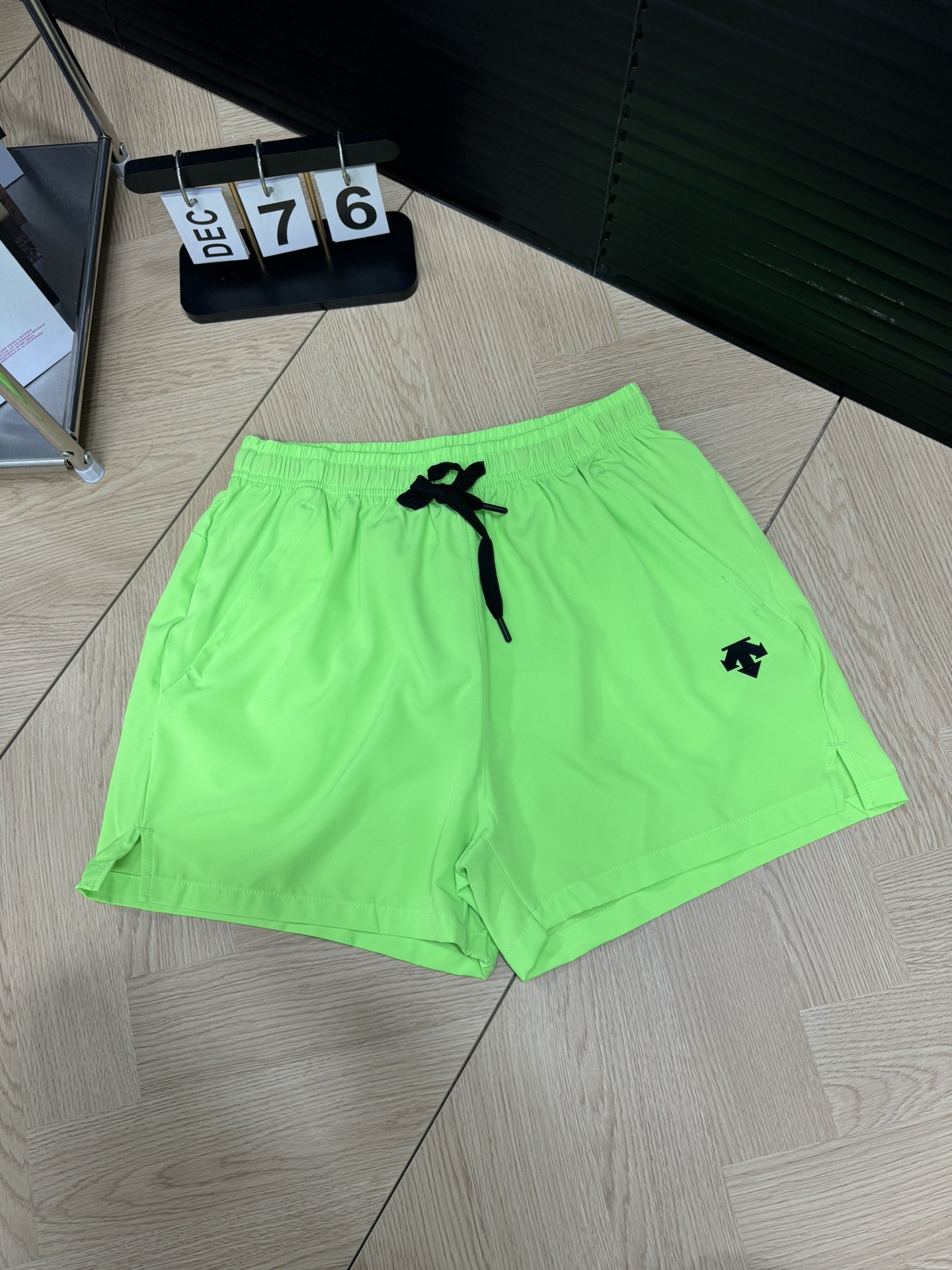 供💰55
DESCENTE 迪桑特 夏季户外运动跑步健身休闲速干短裤
春夏款,跑步健身速干运动短裤!!松紧腰头搭配抽绳,穿脱自如!款式新颖,设计独特,休闲运动轻松驾驭!
男生女生都可以轻松搭配!上身效果相当好看!!跑步健身不束缚!短裤采用进口吸湿速干梭织面料,不起球不掉色,抗造耐磨,内里采用透气网孔材质,透气舒适,贴身穿柔软舒适!轻盈舒适透气,跑步运动,健身打球都是必不可少的!夏季吸汗不粘人,大弹性松紧!!
-颜色:黑色 白色 荧光绿 绿色
-尺码:M L XL 2XL 3XL 4XL 5XL
- 尺码表 -
M: 裤长42 臀围100 腰围72
L: 裤长43 臀围104 腰围72
XL : 裤长44 臀围108 腰围75
2XL: 裤长45 臀围112 腰围78
3XL: 裤长46 臀围116 腰围81
4XL: 裤长47 臀围120 腰围84
5XL: 裤长48 臀围124 腰围87
体重: 95斤-105斤推荐穿L
105斤-115斤推荐穿L
115斤-130斤推荐穿XL
130斤-145斤推荐穿2XL
145斤-165斤推荐穿3XL
165斤-180斤推荐穿4XL
180斤-200斤推荐穿5XL
尺码表数据仅上新参考,手工测量,会存在1-2CM的误差