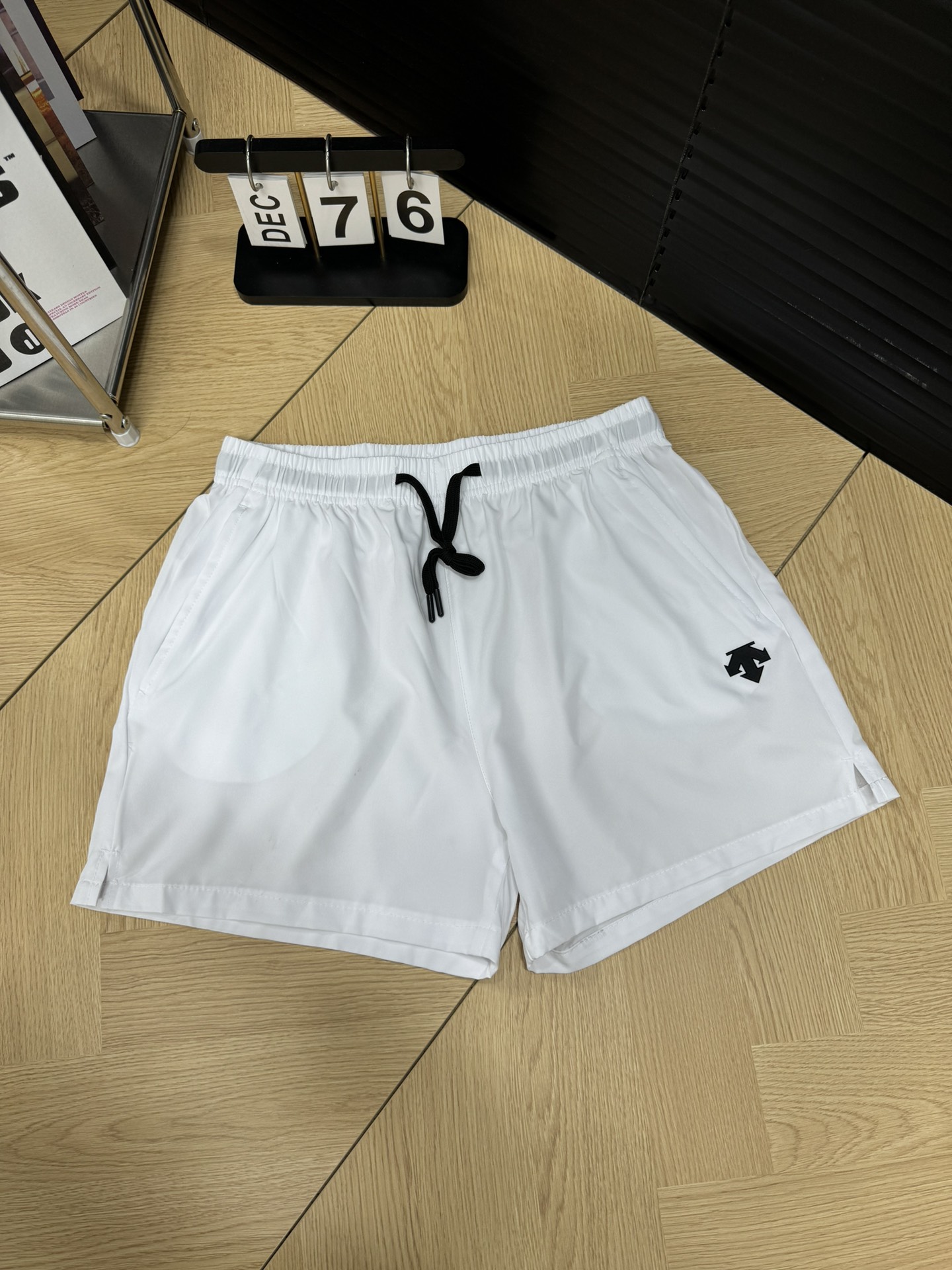 供💰55
DESCENTE 迪桑特 夏季户外运动跑步健身休闲速干短裤
春夏款,跑步健身速干运动短裤!!松紧腰头搭配抽绳,穿脱自如!款式新颖,设计独特,休闲运动轻松驾驭!
男生女生都可以轻松搭配!上身效果相当好看!!跑步健身不束缚!短裤采用进口吸湿速干梭织面料,不起球不掉色,抗造耐磨,内里采用透气网孔材质,透气舒适,贴身穿柔软舒适!轻盈舒适透气,跑步运动,健身打球都是必不可少的!夏季吸汗不粘人,大弹性松紧!!
-颜色:黑色 白色 荧光绿 绿色
-尺码:M L XL 2XL 3XL 4XL 5XL
- 尺码表 -
M: 裤长42 臀围100 腰围72
L: 裤长43 臀围104 腰围72
XL : 裤长44 臀围108 腰围75
2XL: 裤长45 臀围112 腰围78
3XL: 裤长46 臀围116 腰围81
4XL: 裤长47 臀围120 腰围84
5XL: 裤长48 臀围124 腰围87
体重: 95斤-105斤推荐穿L
105斤-115斤推荐穿L
115斤-130斤推荐穿XL
130斤-145斤推荐穿2XL
145斤-165斤推荐穿3XL
165斤-180斤推荐穿4XL
180斤-200斤推荐穿5XL
尺码表数据仅上新参考,手工测量,会存在1-2CM的误差