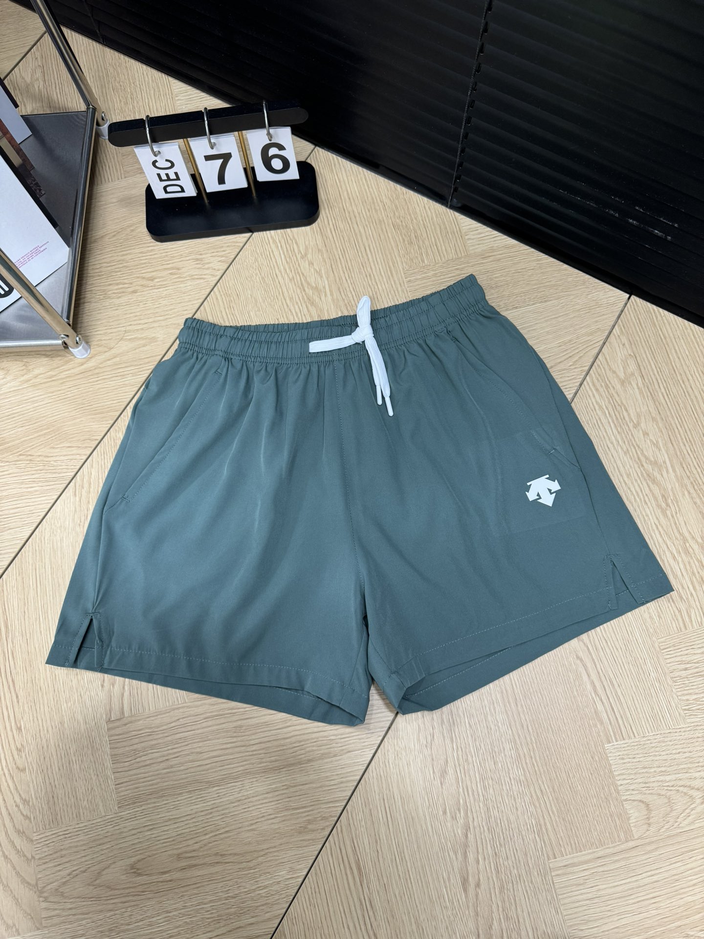供💰55
DESCENTE 迪桑特 夏季户外运动跑步健身休闲速干短裤
春夏款,跑步健身速干运动短裤!!松紧腰头搭配抽绳,穿脱自如!款式新颖,设计独特,休闲运动轻松驾驭!
男生女生都可以轻松搭配!上身效果相当好看!!跑步健身不束缚!短裤采用进口吸湿速干梭织面料,不起球不掉色,抗造耐磨,内里采用透气网孔材质,透气舒适,贴身穿柔软舒适!轻盈舒适透气,跑步运动,健身打球都是必不可少的!夏季吸汗不粘人,大弹性松紧!!
-颜色:黑色 白色 荧光绿 绿色
-尺码:M L XL 2XL 3XL 4XL 5XL
- 尺码表 -
M: 裤长42 臀围100 腰围72
L: 裤长43 臀围104 腰围72
XL : 裤长44 臀围108 腰围75
2XL: 裤长45 臀围112 腰围78
3XL: 裤长46 臀围116 腰围81
4XL: 裤长47 臀围120 腰围84
5XL: 裤长48 臀围124 腰围87
体重: 95斤-105斤推荐穿L
105斤-115斤推荐穿L
115斤-130斤推荐穿XL
130斤-145斤推荐穿2XL
145斤-165斤推荐穿3XL
165斤-180斤推荐穿4XL
180斤-200斤推荐穿5XL
尺码表数据仅上新参考,手工测量,会存在1-2CM的误差