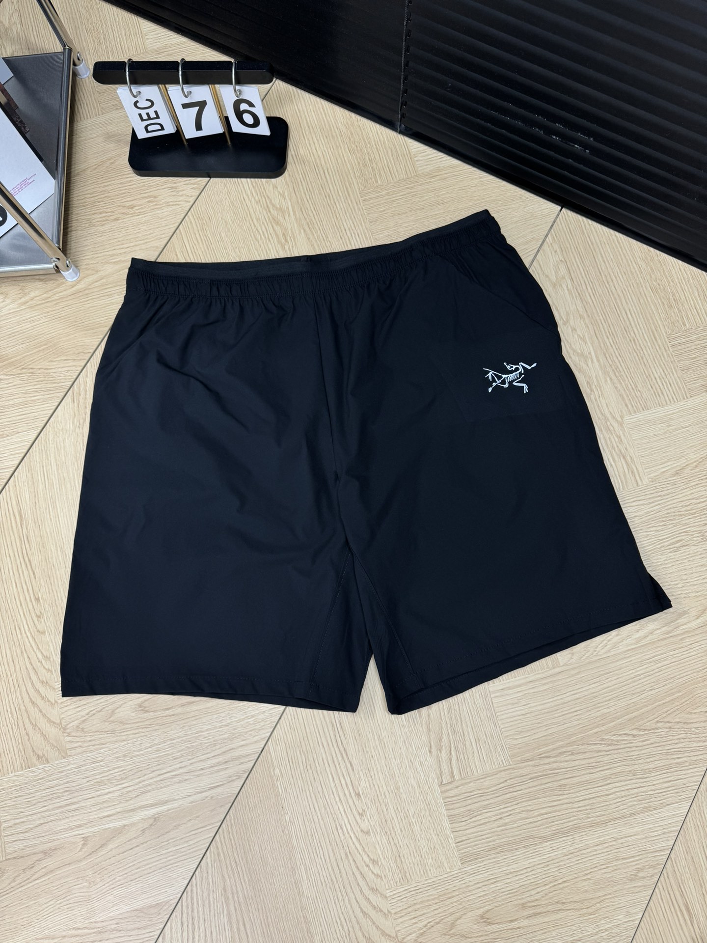 100💰
ARC'TERYX 始祖鸟 24新款休闲梭织户外运动短裤
这款短裤具有多项功能,是徒步、攀岩、沙滩、滑翔、漂流、登山、自驾游、郊游和野营等户外项目的理想选择,外贸公司严选品质!高颜值!实用性都在线的一款高端短裤!商务休闲完美走起,好货来的有点迟,拿到手就知道有多值了,延续了集运动跑步的专业性能,又有城市休闲风格,裁剪版型拿捏的很好,修身但不紧身,有型不拖沓,所以对于这款短裤来说,不管你是休闲商务穿,还是运动居家穿,都可以自如切换,游刃有余,将运动休闲和时尚完美结合,更加体现了运动的美学,弹力针织面料,摸起来很顺滑,可以根据运动随意拉伸,更能保持裤子的外形美,透气度柔软度更不用说了,立体裁剪拼接工艺,穿着更加舒适方便。
-颜色:蓝色 灰色 黑色
-尺码:M L XL 2XL
--------------尺码表--------------
— M L XL 2XL
裤长 48 50 52 54
腰围 76 80 84 88
臀围 108 112 116 120
温馨提示:尺码均为手工测量有1-2CM左右误差属于正常。