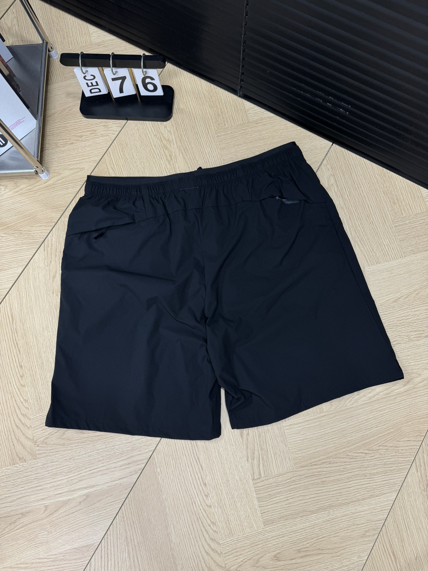 100💰
ARC'TERYX 始祖鸟 24新款休闲梭织户外运动短裤
这款短裤具有多项功能,是徒步、攀岩、沙滩、滑翔、漂流、登山、自驾游、郊游和野营等户外项目的理想选择,外贸公司严选品质!高颜值!实用性都在线的一款高端短裤!商务休闲完美走起,好货来的有点迟,拿到手就知道有多值了,延续了集运动跑步的专业性能,又有城市休闲风格,裁剪版型拿捏的很好,修身但不紧身,有型不拖沓,所以对于这款短裤来说,不管你是休闲商务穿,还是运动居家穿,都可以自如切换,游刃有余,将运动休闲和时尚完美结合,更加体现了运动的美学,弹力针织面料,摸起来很顺滑,可以根据运动随意拉伸,更能保持裤子的外形美,透气度柔软度更不用说了,立体裁剪拼接工艺,穿着更加舒适方便。
-颜色:蓝色 灰色 黑色
-尺码:M L XL 2XL
--------------尺码表--------------
— M L XL 2XL
裤长 48 50 52 54
腰围 76 80 84 88
臀围 108 112 116 120
温馨提示:尺码均为手工测量有1-2CM左右误差属于正常。