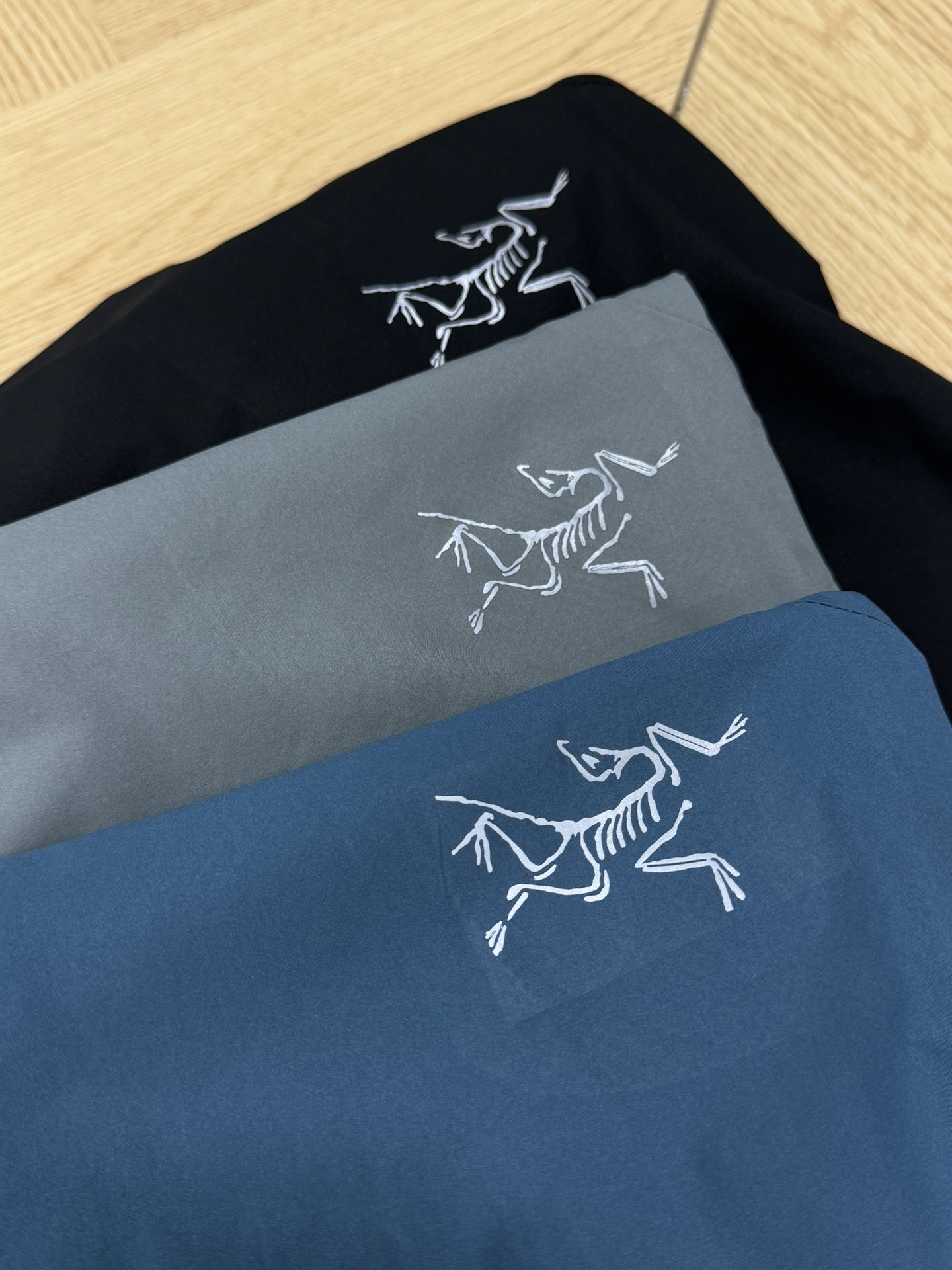 100💰
ARC'TERYX 始祖鸟 24新款休闲梭织户外运动短裤
这款短裤具有多项功能,是徒步、攀岩、沙滩、滑翔、漂流、登山、自驾游、郊游和野营等户外项目的理想选择,外贸公司严选品质!高颜值!实用性都在线的一款高端短裤!商务休闲完美走起,好货来的有点迟,拿到手就知道有多值了,延续了集运动跑步的专业性能,又有城市休闲风格,裁剪版型拿捏的很好,修身但不紧身,有型不拖沓,所以对于这款短裤来说,不管你是休闲商务穿,还是运动居家穿,都可以自如切换,游刃有余,将运动休闲和时尚完美结合,更加体现了运动的美学,弹力针织面料,摸起来很顺滑,可以根据运动随意拉伸,更能保持裤子的外形美,透气度柔软度更不用说了,立体裁剪拼接工艺,穿着更加舒适方便。
-颜色:蓝色 灰色 黑色
-尺码:M L XL 2XL
--------------尺码表--------------
— M L XL 2XL
裤长 48 50 52 54
腰围 76 80 84 88
臀围 108 112 116 120
温馨提示:尺码均为手工测量有1-2CM左右误差属于正常。