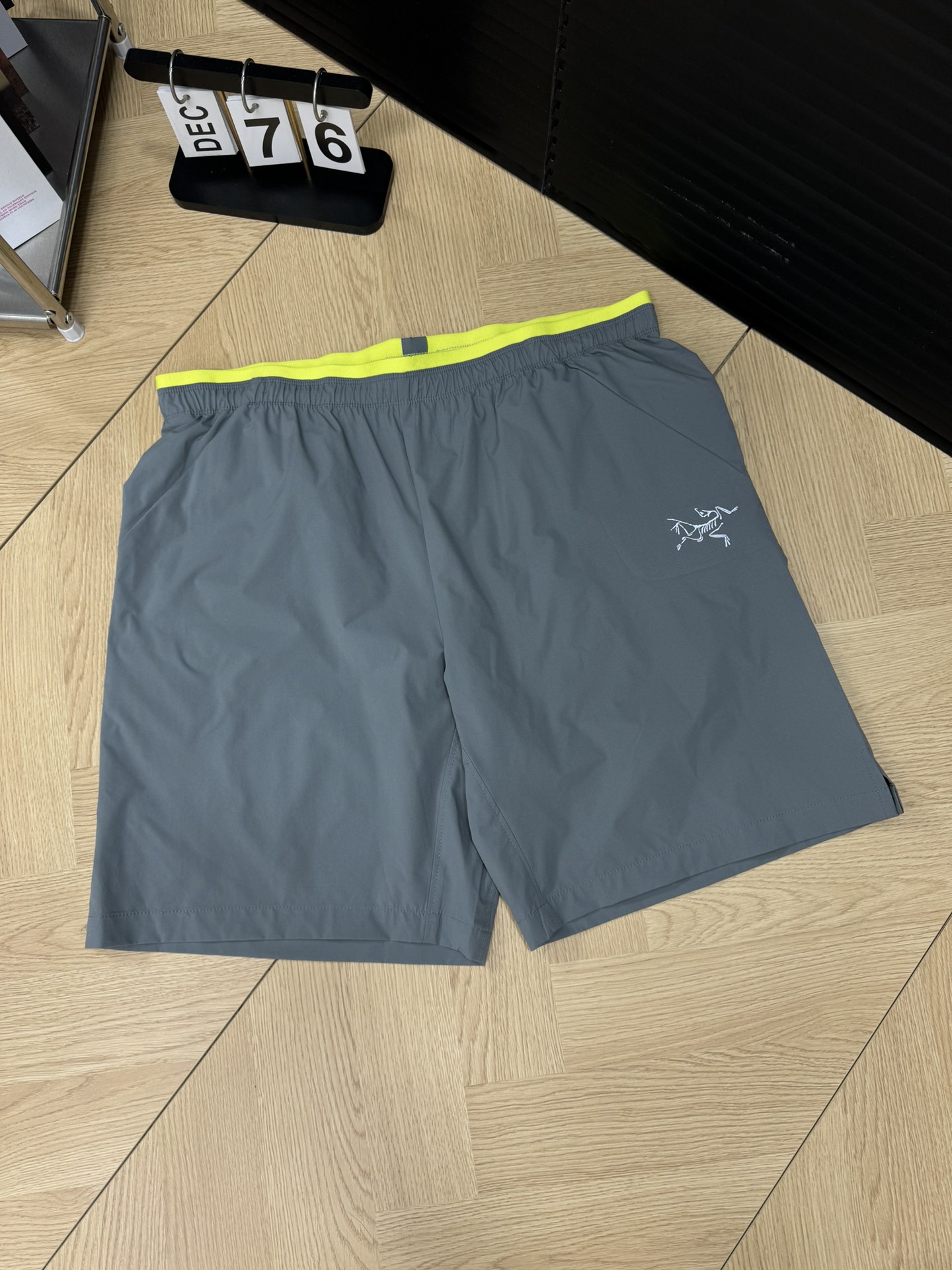 100💰
ARC'TERYX 始祖鸟 24新款休闲梭织户外运动短裤
这款短裤具有多项功能,是徒步、攀岩、沙滩、滑翔、漂流、登山、自驾游、郊游和野营等户外项目的理想选择,外贸公司严选品质!高颜值!实用性都在线的一款高端短裤!商务休闲完美走起,好货来的有点迟,拿到手就知道有多值了,延续了集运动跑步的专业性能,又有城市休闲风格,裁剪版型拿捏的很好,修身但不紧身,有型不拖沓,所以对于这款短裤来说,不管你是休闲商务穿,还是运动居家穿,都可以自如切换,游刃有余,将运动休闲和时尚完美结合,更加体现了运动的美学,弹力针织面料,摸起来很顺滑,可以根据运动随意拉伸,更能保持裤子的外形美,透气度柔软度更不用说了,立体裁剪拼接工艺,穿着更加舒适方便。
-颜色:蓝色 灰色 黑色
-尺码:M L XL 2XL
--------------尺码表--------------
— M L XL 2XL
裤长 48 50 52 54
腰围 76 80 84 88
臀围 108 112 116 120
温馨提示:尺码均为手工测量有1-2CM左右误差属于正常。