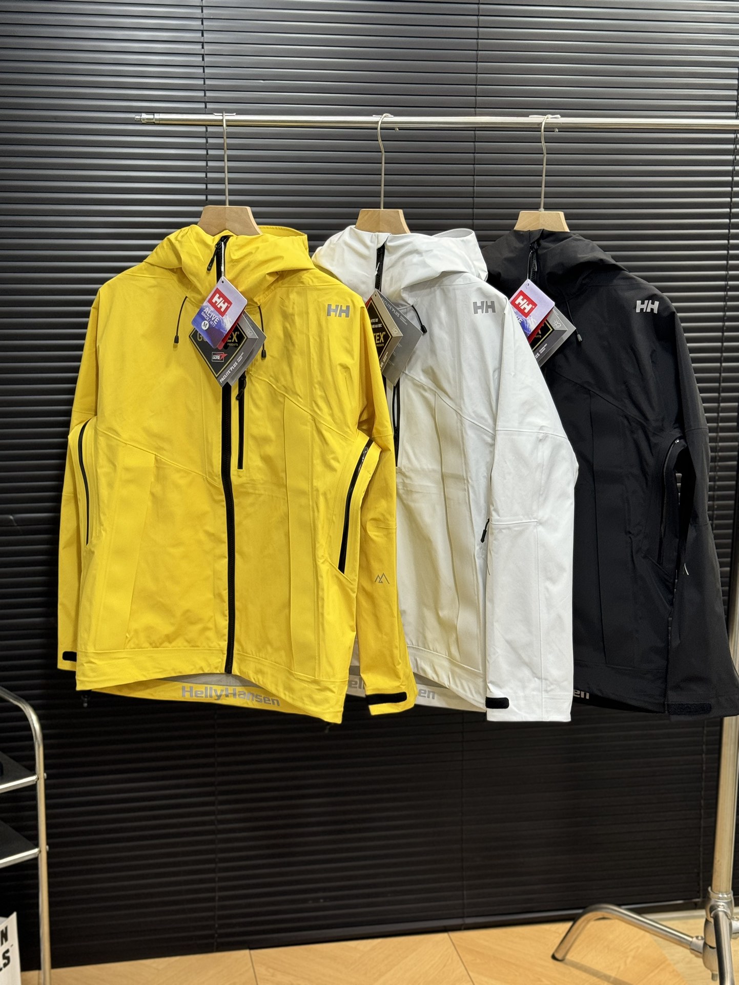 💰500 HELLY HANSEN/Hairy Hansen’s new autumn hard shell outdoor jacket hooded jacket 🔘 Color: Black gray, white and green 🔘 Size: S M L XL 2XL 3XL This jacket comes from a professional outdoor brand, Norway’s HH! Equipped with professional water-resistant fabric Nordic brand windbreaker, simple and smooth design lines, and fully demonstrated its functional style.         Features and advantages: This jacket uses DERMIZAX fabric and JIS standard waterproof grade. Compared with the conventional hard shell, it has a certain elasticity and is protected from heavy rain. It uses a full-body hot pressing glue bonding process to make the entire clothes have no gaps, further strengthening the waterproof effect of the clothes. . The unrestrained style makes it more comfortable to wear, and the underarms are ventilated and breathable zipper design ensures comfortable wear and does not feel stuffy even during exercise.         Experience of use: This jacket is indeed very waterproof. It is worn many times in the rain. The upper body of the person is completely dry and there is no penetration. If you feel a little stuffy during wearing, you can adjust it with the ventilated zipper on the underarm to keep it comfortable.          Applicable scenarios: This jacket is suitable for outdoor activities, such as hiking, round trip to office or school.         Actual effect display: The color of this jacket is available in three colors, and the design lines are more elegant and beautiful ————————————————————————————————————————————————————————————————————————————— — — S M L XL 2XL 3XL Length 66 68 70 72 74 76 Bust 100 104 108 112 116 120 Shoulder width 46 48 50 52 54 56 Warm reminder: All sizes are manual measurements with errors of about 1-2CM.