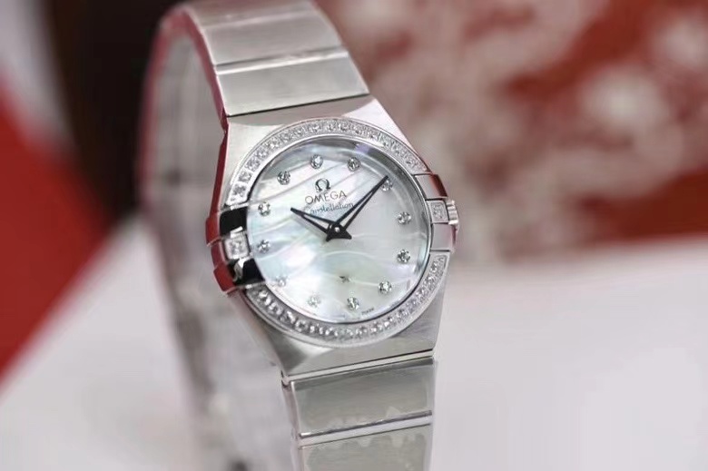 NO:819890,RRR brand new Omega Constellation ladies watch (steel band covered with gold, highest version original movement) Omega/OMEGA model 123.15.27.60.55.004. The fourth generation Constellation timeless classic!  The constellation series watch case and strap are glossy. This hard product is here. Very good internal channels. There are only a few original Omegas left in the foundry!  Good things don't come around all the time. Get it quickly if you like it. The Constellation series has always been a symbol of the accuracy and excellence of Omega watches. This iconic Omega watch uses a silk texture dial and is equipped with an original quartz movement exclusive to Omega Constellation, which allows the wearer to achieve zero error and zero failure. The classic design has been completely upgraded again. The timepiece is equipped with a light silver dial, diamond-set hour markers, and a silk texture. The design is inspired by several Constellation series watches created in the 1960s.  The 27mm case is made of stainless steel and 18K red gold. The hands, diamond-set brackets and polished decorative strips of the stainless steel bracelet are also made of 18K red gold. The iconic “claws” of the Constellation series and the frosted bezel with Roman numerals of the same color make the watch unique.,,omega19860909RRR全新欧米茄星座女士腕表（钢带包金,最高版本 原装机心）欧米伽/OMEGA 型号123.15.27.60.55.004.四代星座永恒经典款！ 星座系列表壳表带光面款,此款硬货来了,非常过硬的内部渠道,代工厂内部留出为数不多的原单欧米茄！好东西不是经常都有.看中赶紧下手, 星座系列一直以来是欧米茄腕表精准度与卓越性的象征.这款标志性欧米茄腕表采用丝绸纹理表盘,内部搭载欧米茄星座专属原装石英机芯,使佩戴走时达到0误差0故障,经典设计再度得以全新升级. 该时计配备浅银色表盘,镶钻小时刻度,呈现的丝绸纹理,设计灵感源自20世纪60年代创制的数款星座系列腕表. 27毫米表壳采用精钢与红色18K金打造而成.指针、镶钻托槽和精钢表链的抛光装饰条亦以红色18K金制成. 星座系列标志性“托爪”以及带有同色系罗马数字的磨砂表圈令腕表别具匠心.,,omega,Watch