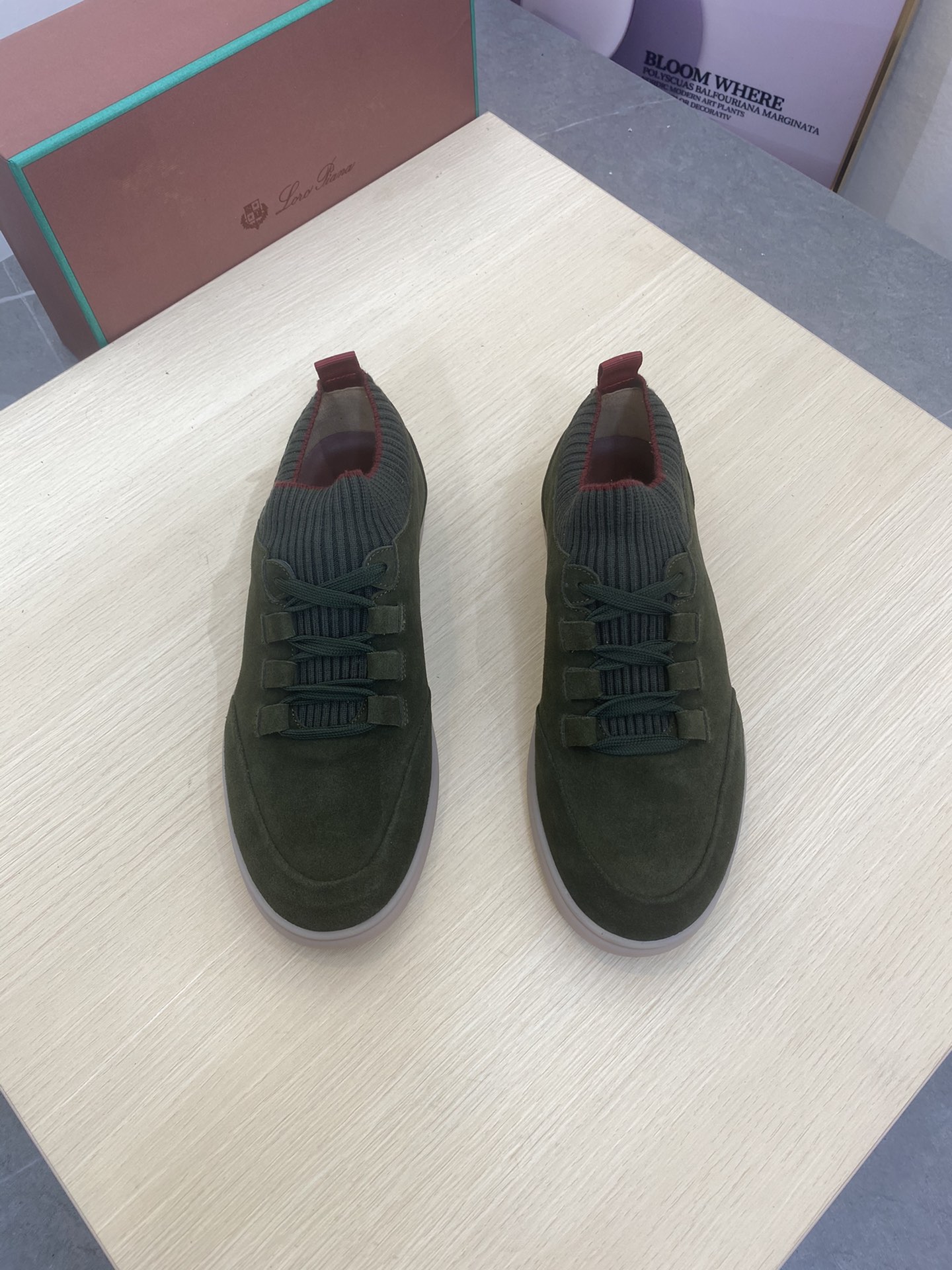 NO:272810,Category classic loafers, low-key and luxurious, it is said that you won’t be tired even if you walk 20,000 steps~ The feeling of putting on your feet is very comfortable, and you will know that you will live up to our feet after wearing them, and it is very pedicure-like. The simpler the style on the surface, the imported cow velvet on the upper, the inner lining: water dyed cow leather footbed: water dyed cow lining, size 38-44. (45 customized, no return or exchange),,loafers,cowhide19860909批 经典乐福鞋 低调奢华、据说是走两万步都不会累脚的～ 上脚的感觉很舒服 、穿了才知道不辜负我们的双脚、而且很修脚型 面上越简约的款式、 鞋面进口牛反绒 内里:水染胎牛皮 垫脚:水染牛里 码数38-44.(45定做不退换),,loafers,cowhide,Men's shoes