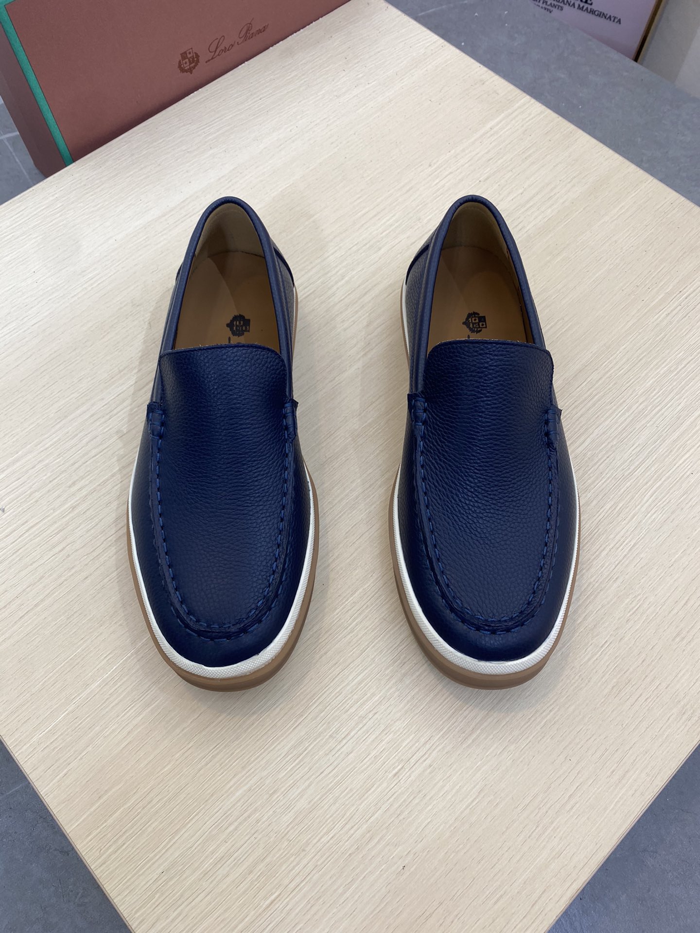 NO:272813,Category classic loafers, low-key and luxurious, it is said that you won’t be tired even if you walk 20,000 steps~ The feeling of putting on the feet is very comfortable, and only after wearing it will I know that I will live up to our feet, and it is very pedicure-like. The simpler style on the surface, the imported cow velvet on the upper, the inner lining: water dyed fetal cow leather foot pad: water dyed cow lining size 39-44. (38.45.46 custom made without return or exchange),,loafers,cowhide19860909批 经典乐福鞋 低调奢华、据说是走两万步都不会累脚的～ 上脚的感觉很舒服 、穿了才知道不辜负我们的双脚、而且很修脚型 面上越简约的款式、 鞋面进口牛反绒 内里:水染胎牛皮 垫脚:水染牛里 码数39-44.(38.45.46定做不退换),,loafers,cowhide,Men's shoes