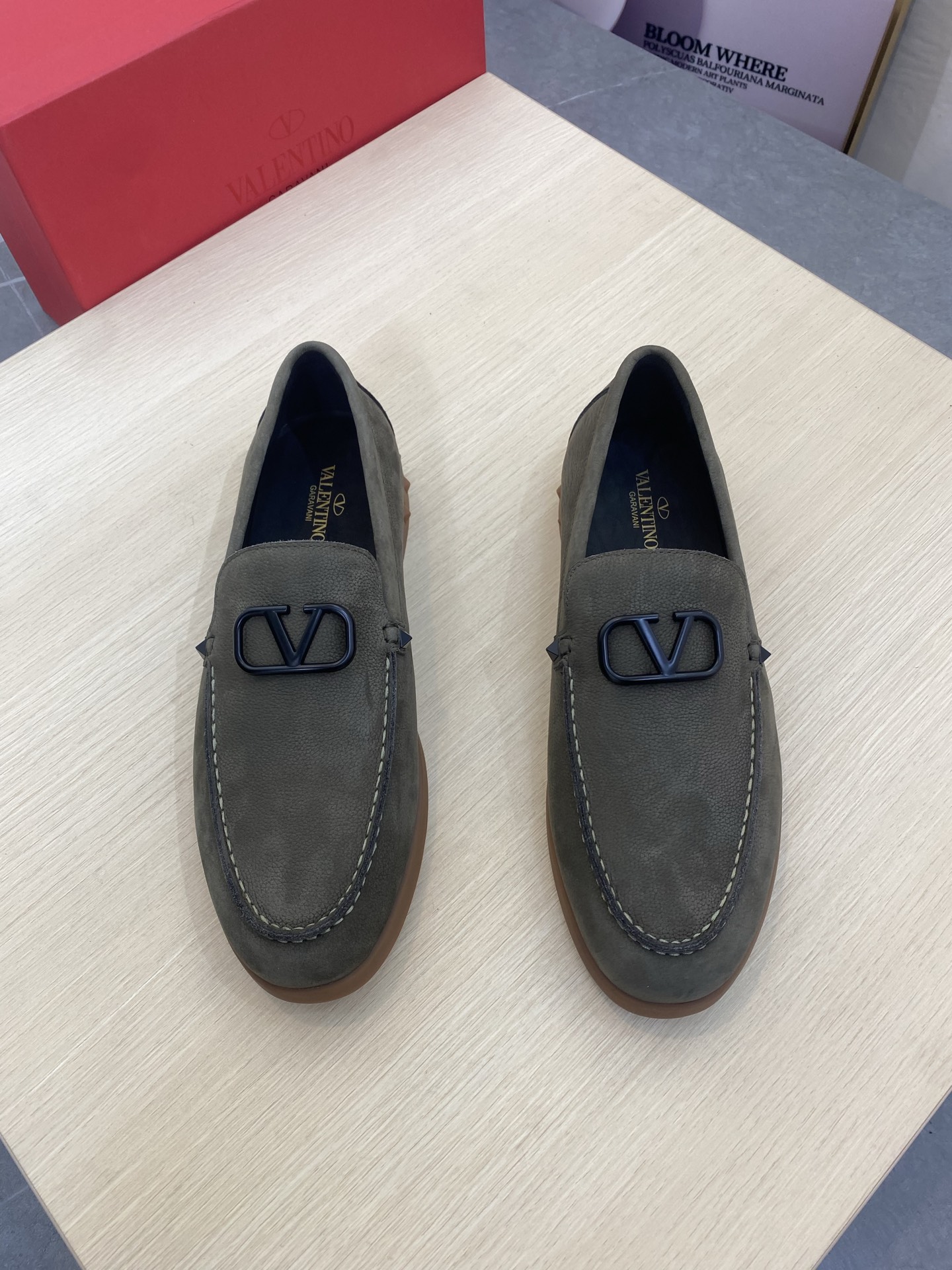 NO:278446,[Wallon~] Men's casual shoes are available simultaneously in 2025z cabinet. Size: 38-45. The uppers of 2 colors are made of cowhide spliced ​​cowhide inner lining, comfortable and breathable, the original sole is comfortable and wear-resistant, and the real shot is even better. Valentino, cowhide19860909【华伦～】男士休闲鞋 2025z柜同步发售 码数:38-45 2个颜色鞋面选用牛皮拼接牛皮内里,舒适透气,鞋底原版舒适耐磨大底,实物拍摄实物更赞,,valentino,cowhide,Men's shoes